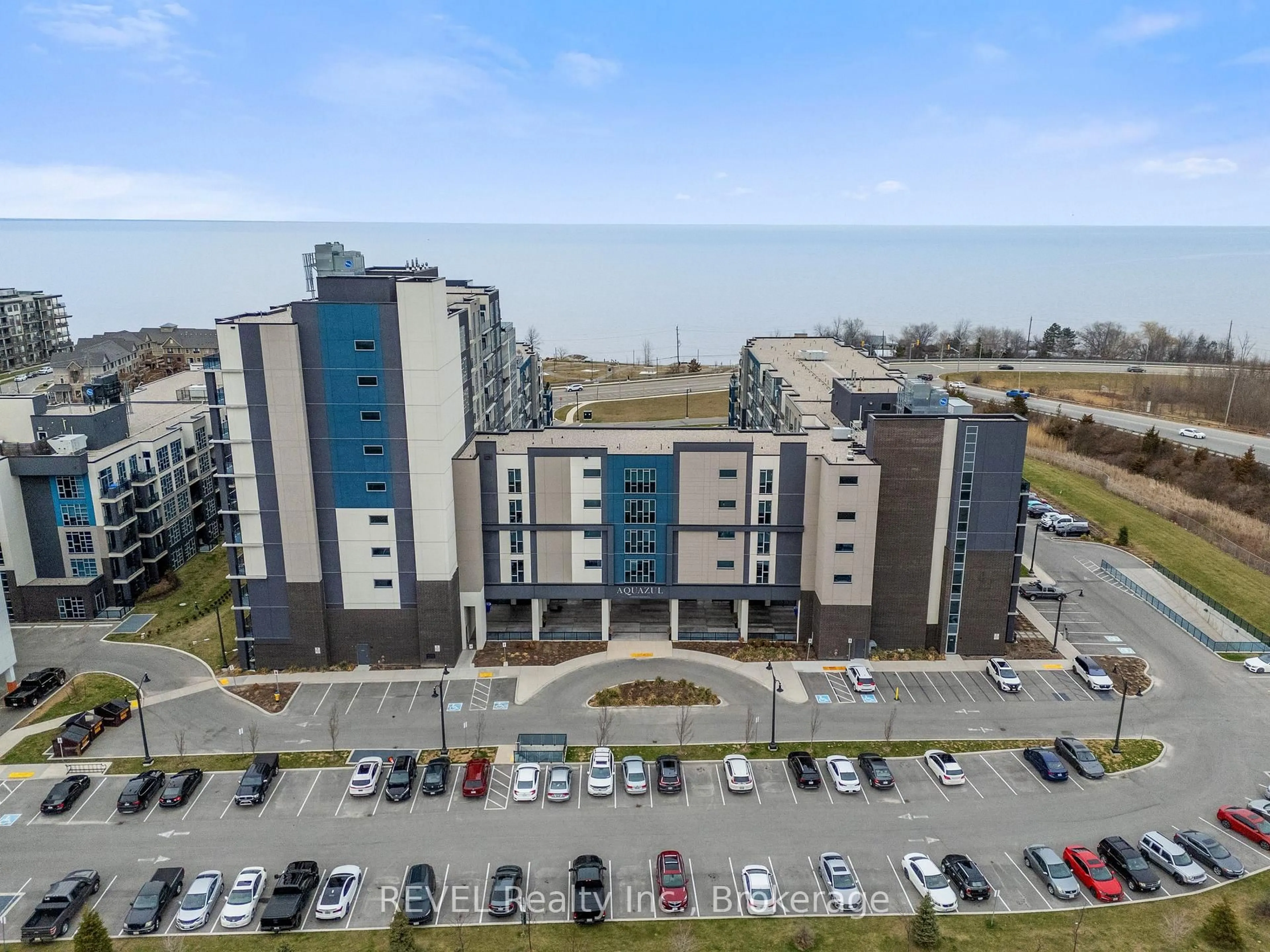 A pic from outside/outdoor area/front of a property/back of a property/a pic from drone, building for 16 Concord Pl #410, Grimsby Ontario L3M 4E8