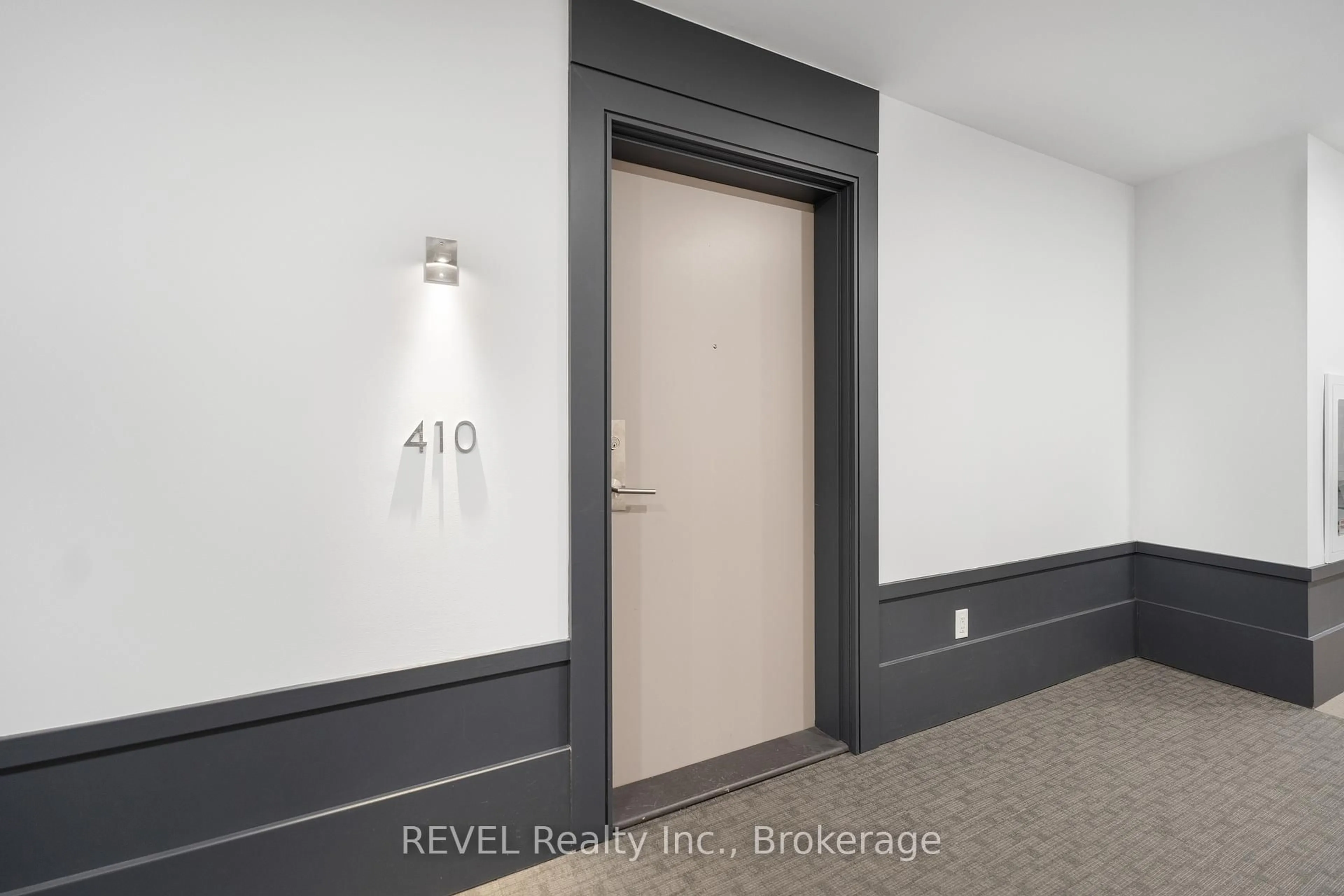 Indoor foyer for 16 Concord Pl #410, Grimsby Ontario L3M 4E8