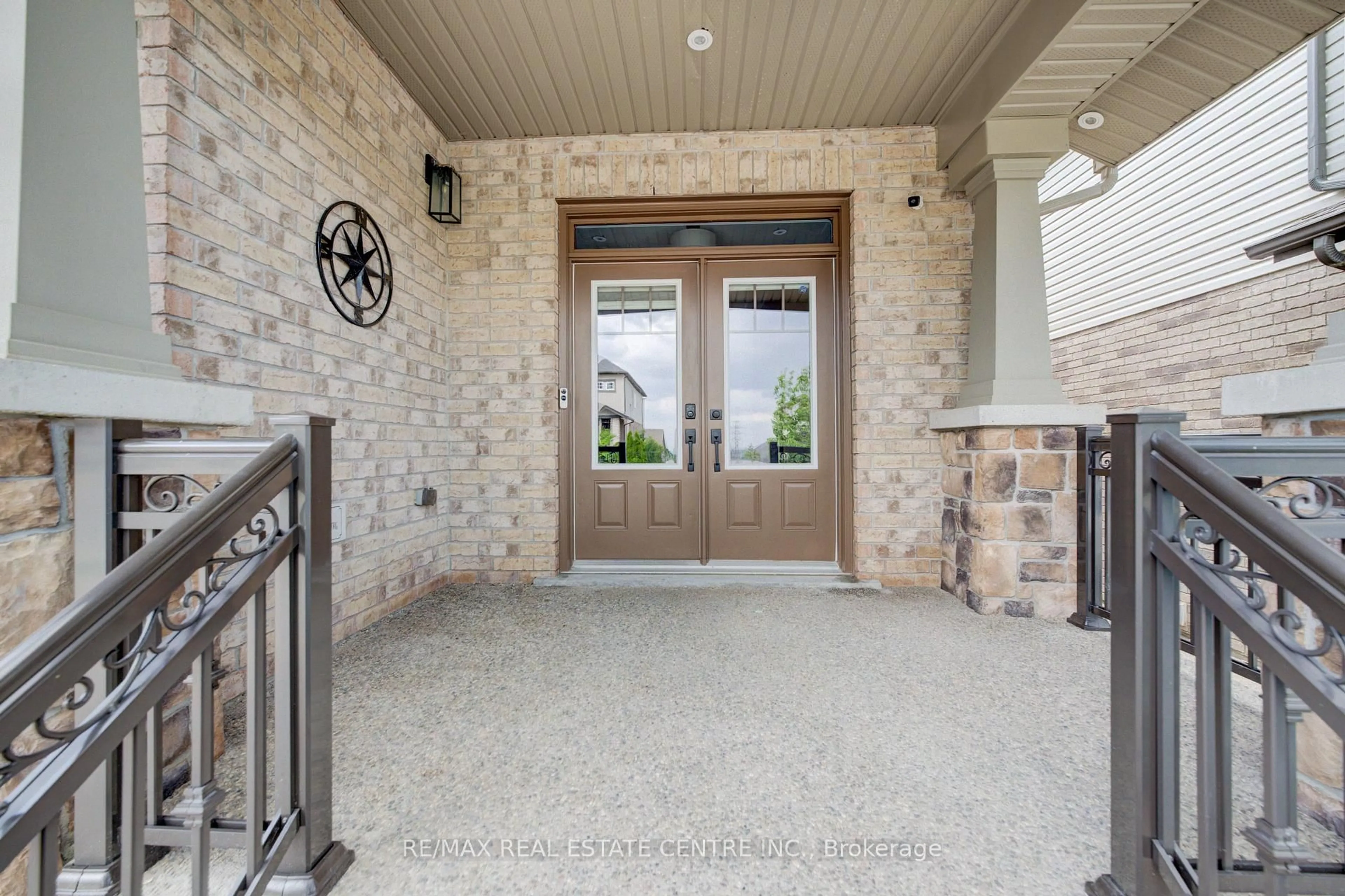 Indoor entryway for 252 Gravel Ridge Tr, Kitchener Ontario N2E 0C5