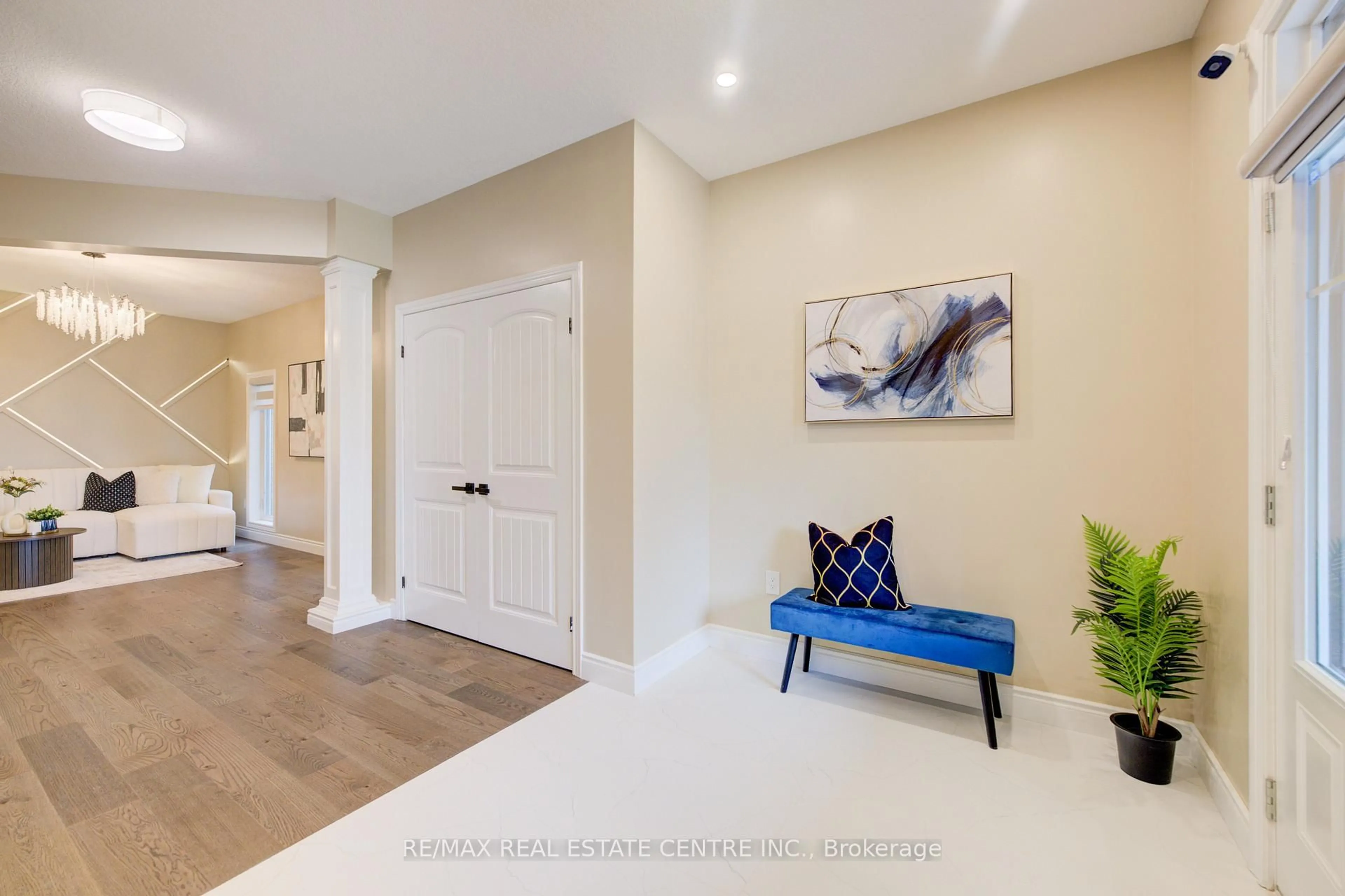 Indoor entryway for 252 Gravel Ridge Tr, Kitchener Ontario N2E 0C5