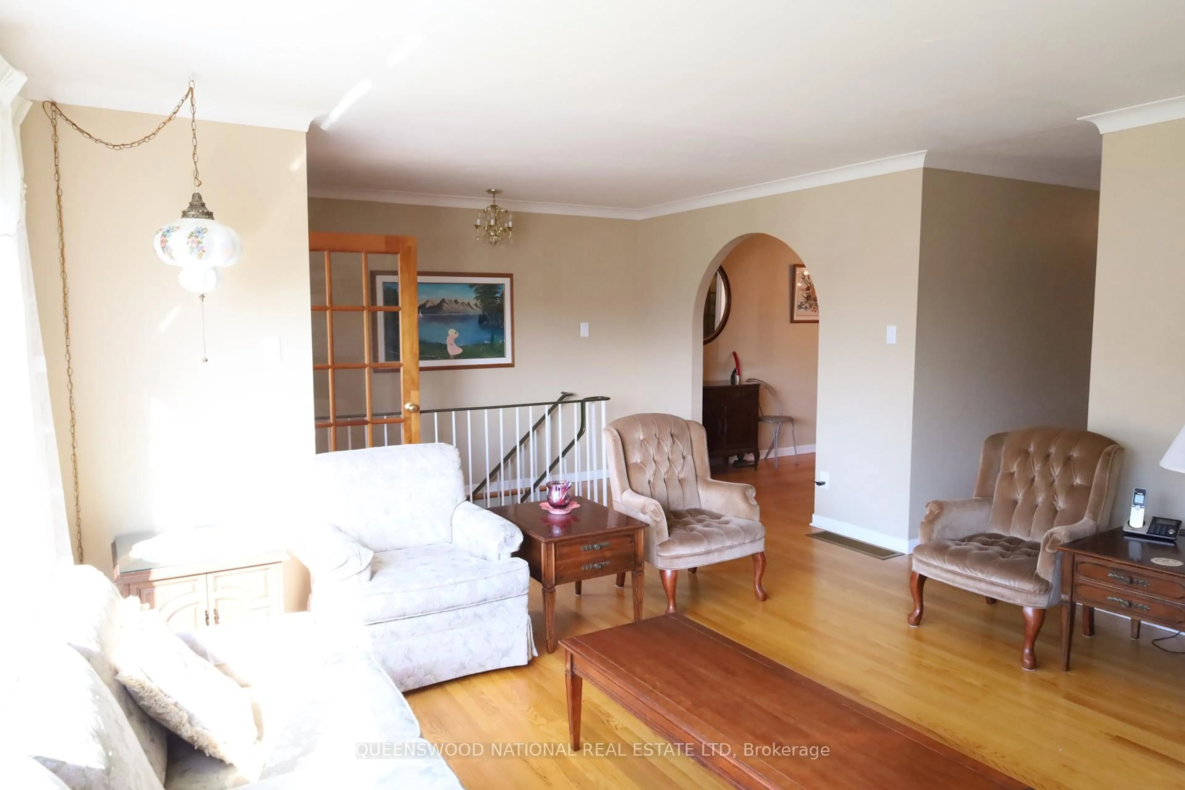 Living room with furniture, wood/laminate floor for 1261 Brookline Ave, Ottawa Ontario K1V 6S4