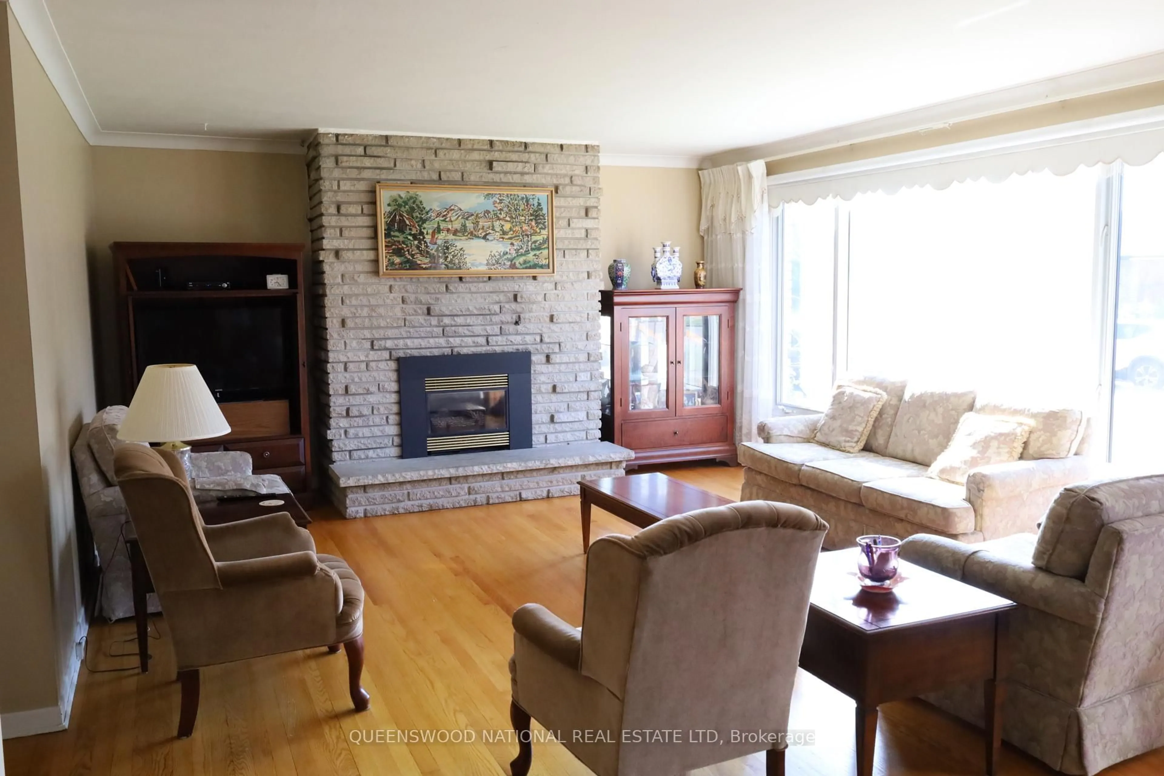 Living room with furniture, wood/laminate floor for 1261 Brookline Ave, Ottawa Ontario K1V 6S4