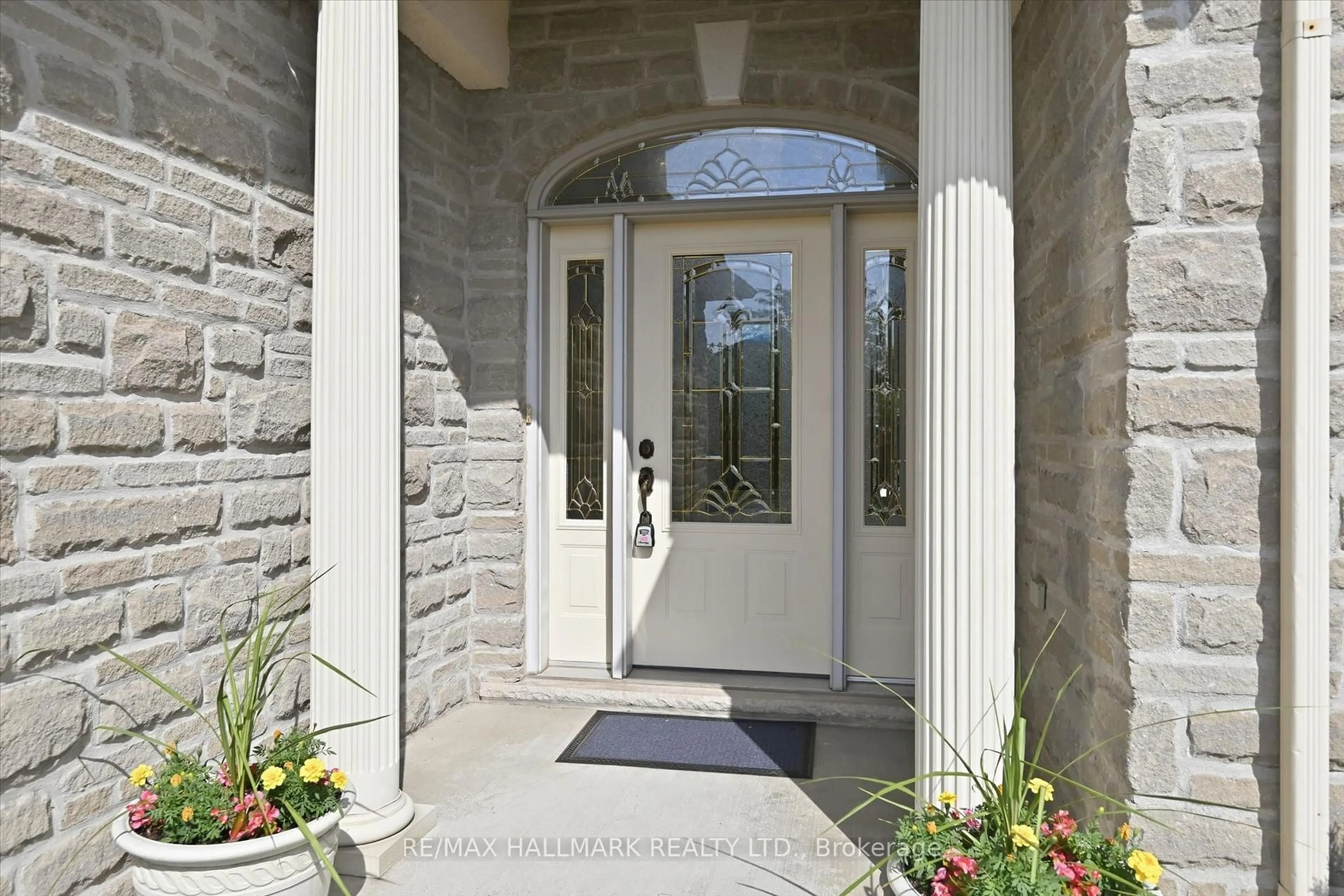 Indoor entryway for 82 Second Rd, Hamilton Ontario L8J 2V2