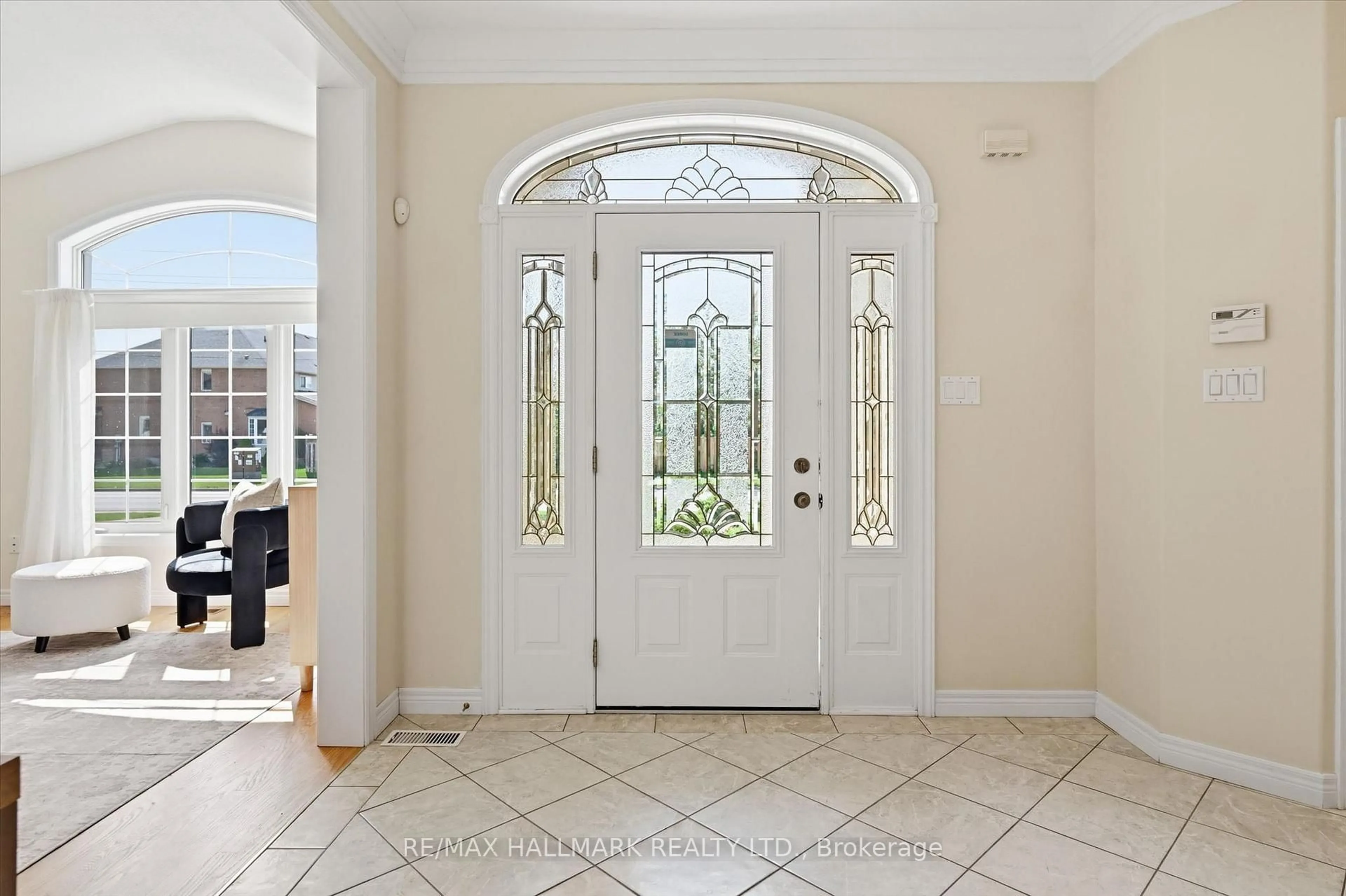 Indoor entryway for 82 Second Rd, Hamilton Ontario L8J 2V2