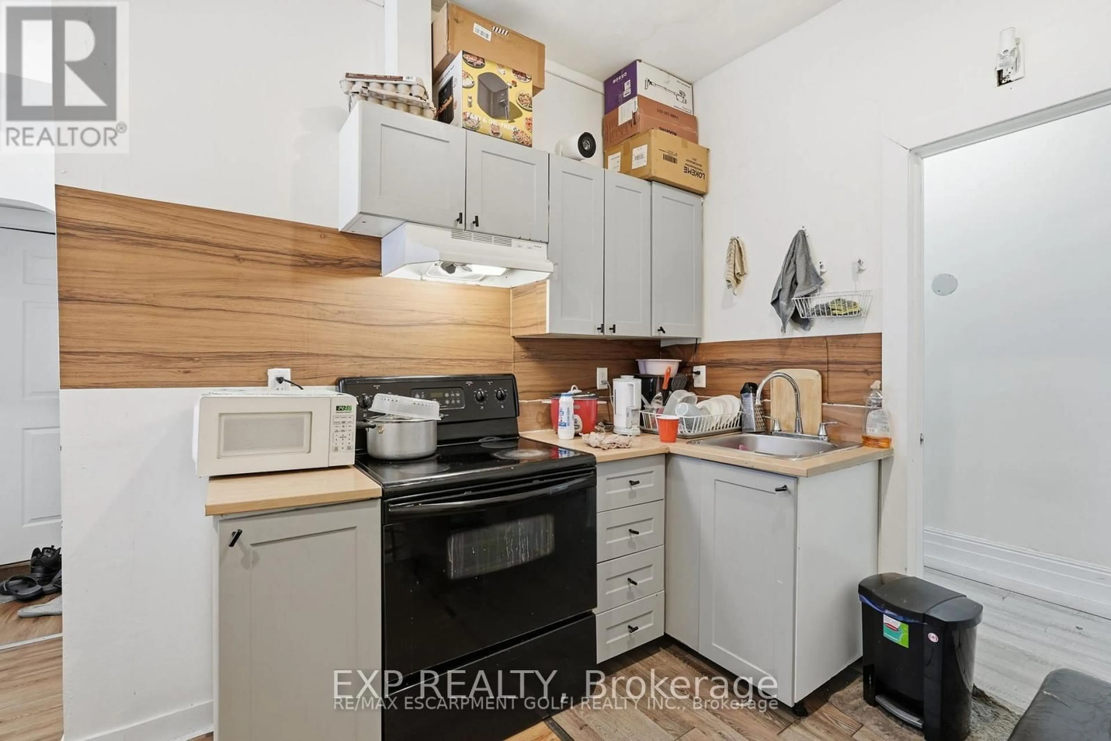 Standard kitchen, unknown for 90 Sherman Ave, Hamilton Ontario L8L 6M4