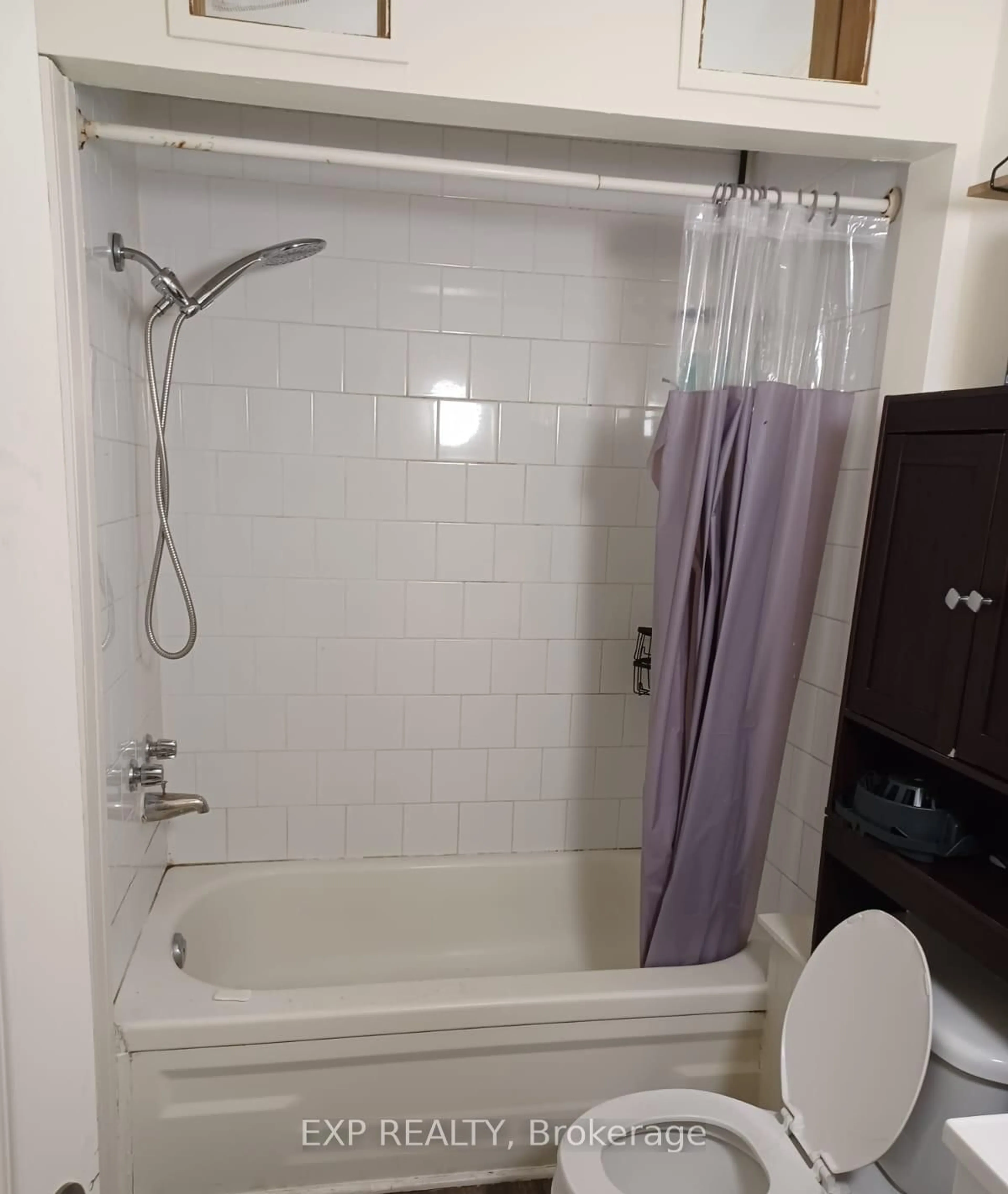 Standard bathroom, floor is not visible for 90 Sherman Ave, Hamilton Ontario L8L 6M4
