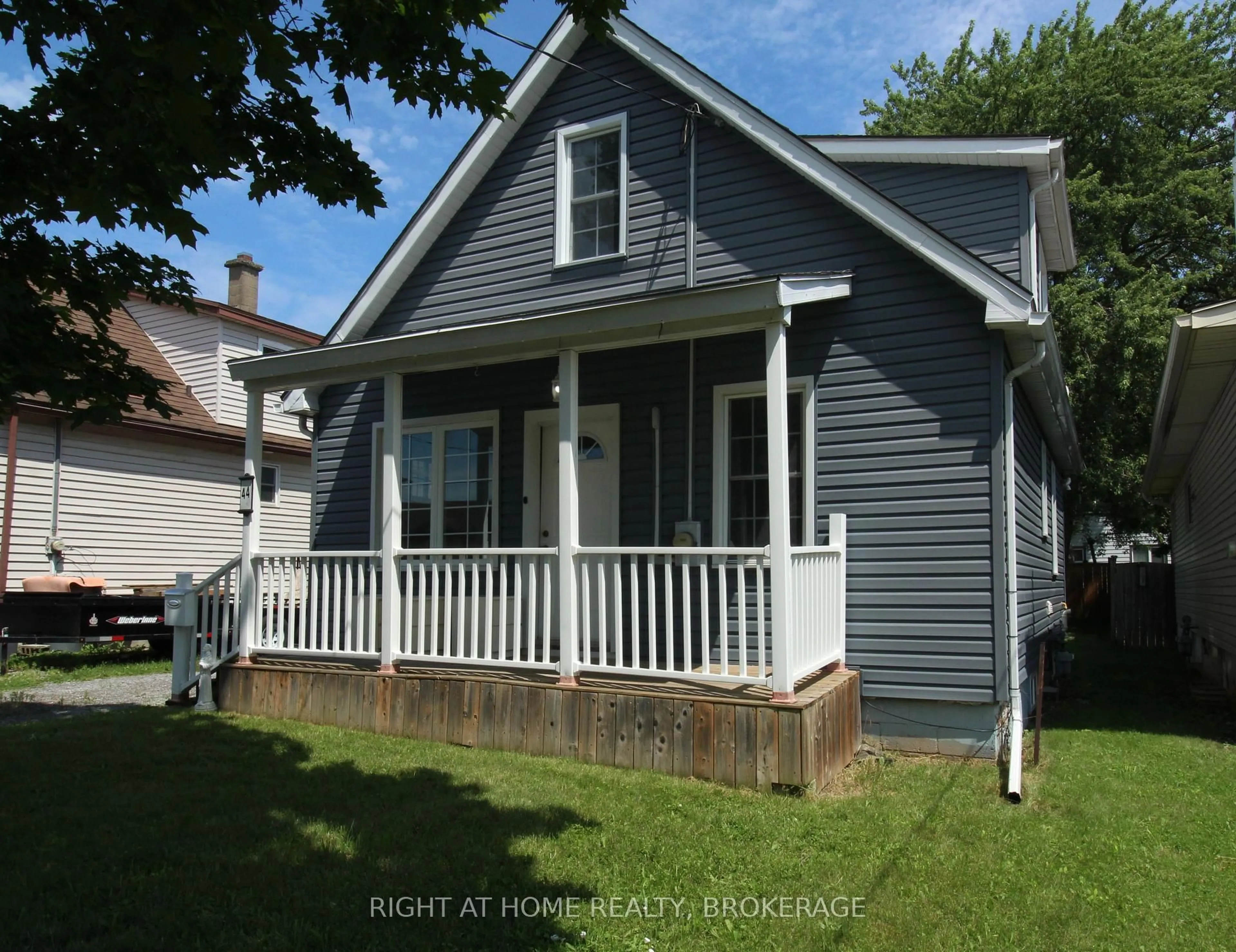 Home with vinyl exterior material, street for 44 Cumming St, St. Catharines Ontario L2S 1H9