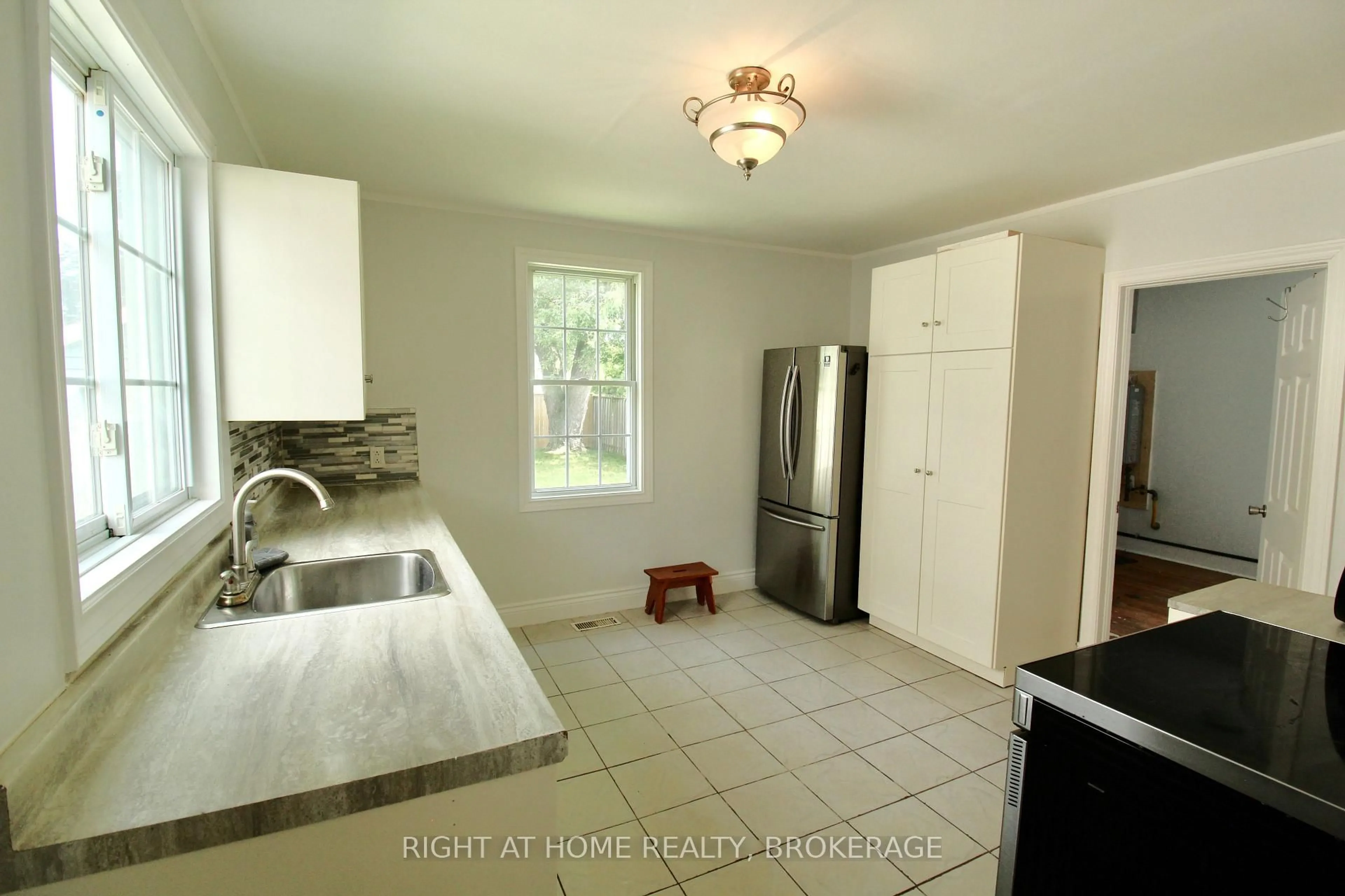 Standard kitchen, ceramic/tile floor for 44 Cumming St, St. Catharines Ontario L2S 1H9