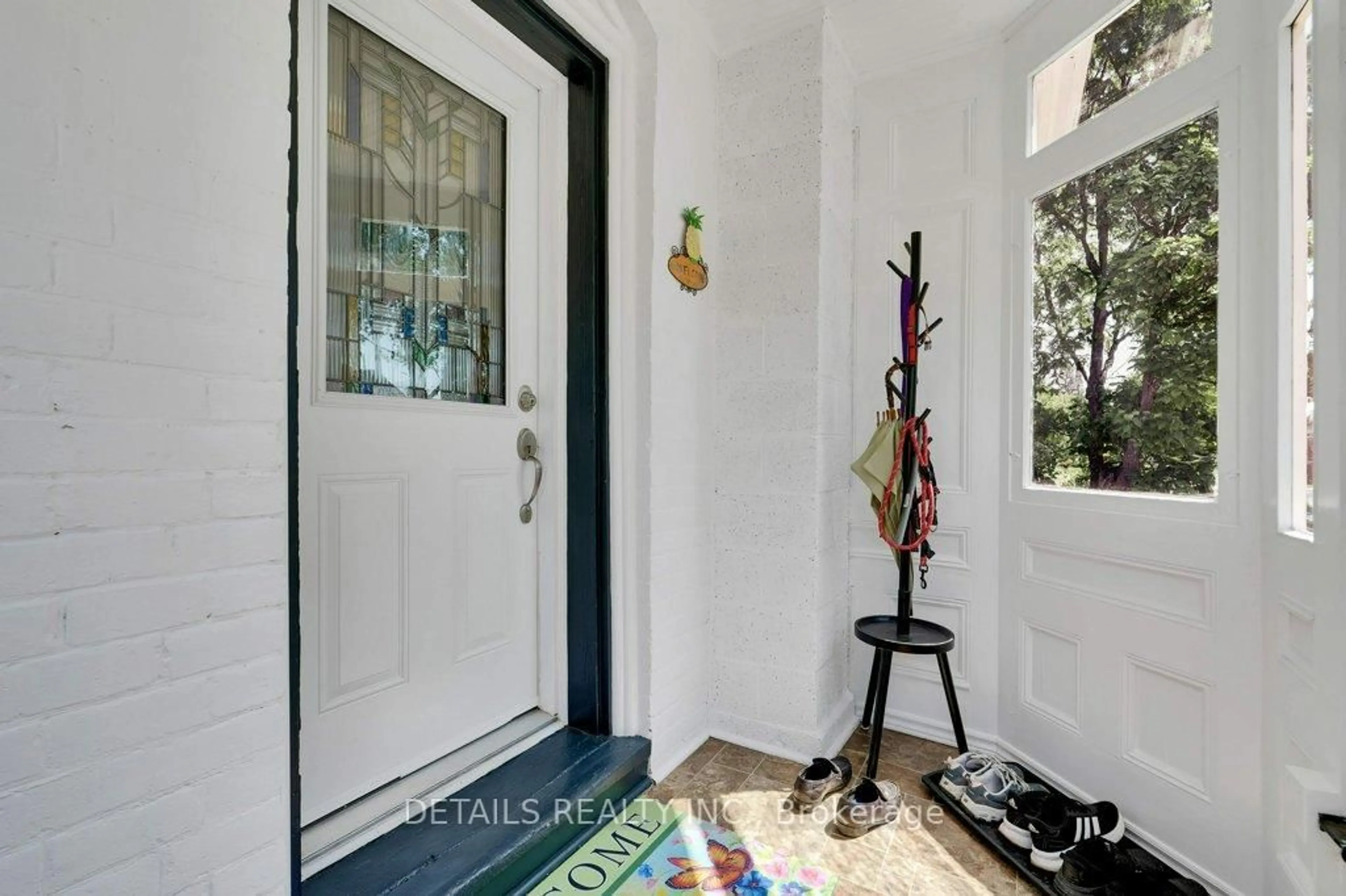 Indoor entryway for 205 Lewis St, Merrickville-Wolford Ontario K0G 1N0