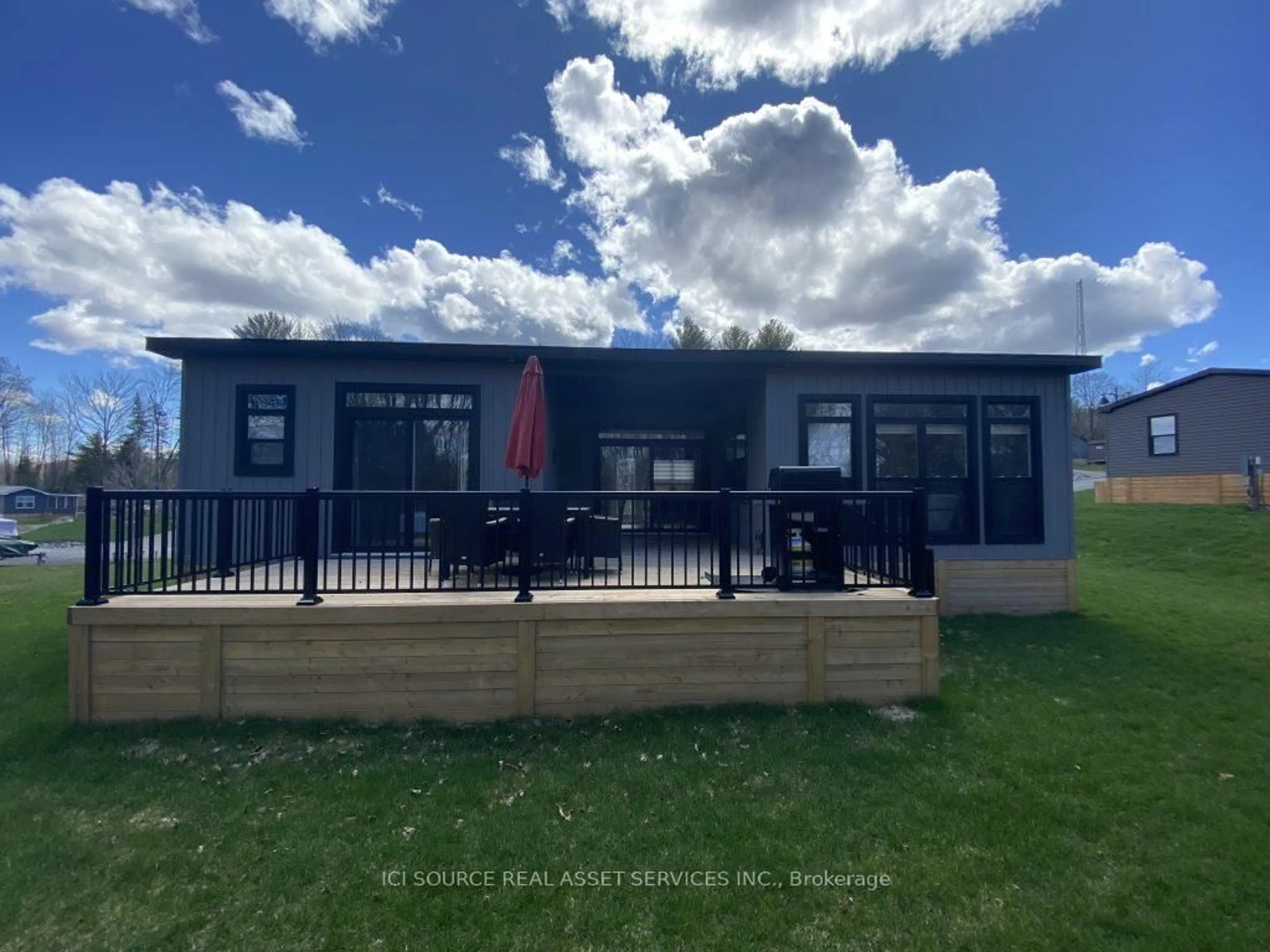A pic from outside/outdoor area/front of a property/back of a property/a pic from drone, building for 1047 Bonnie Lake Camp Dr #LC0001, Bracebridge Ontario P1L 1W9