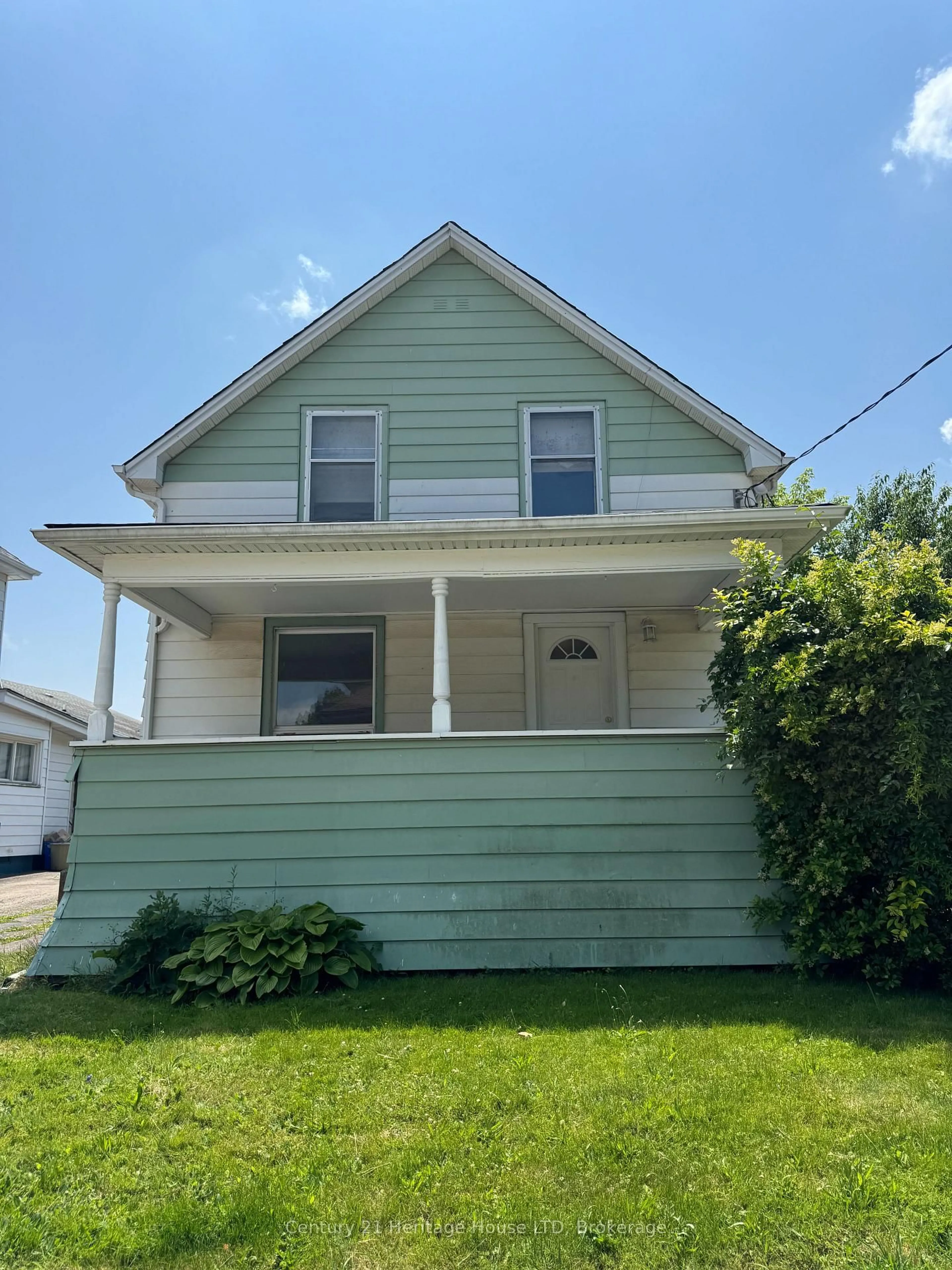 Home with vinyl exterior material, street for 4680 Ryerson Cres, Niagara Falls Ontario L2J 0E8