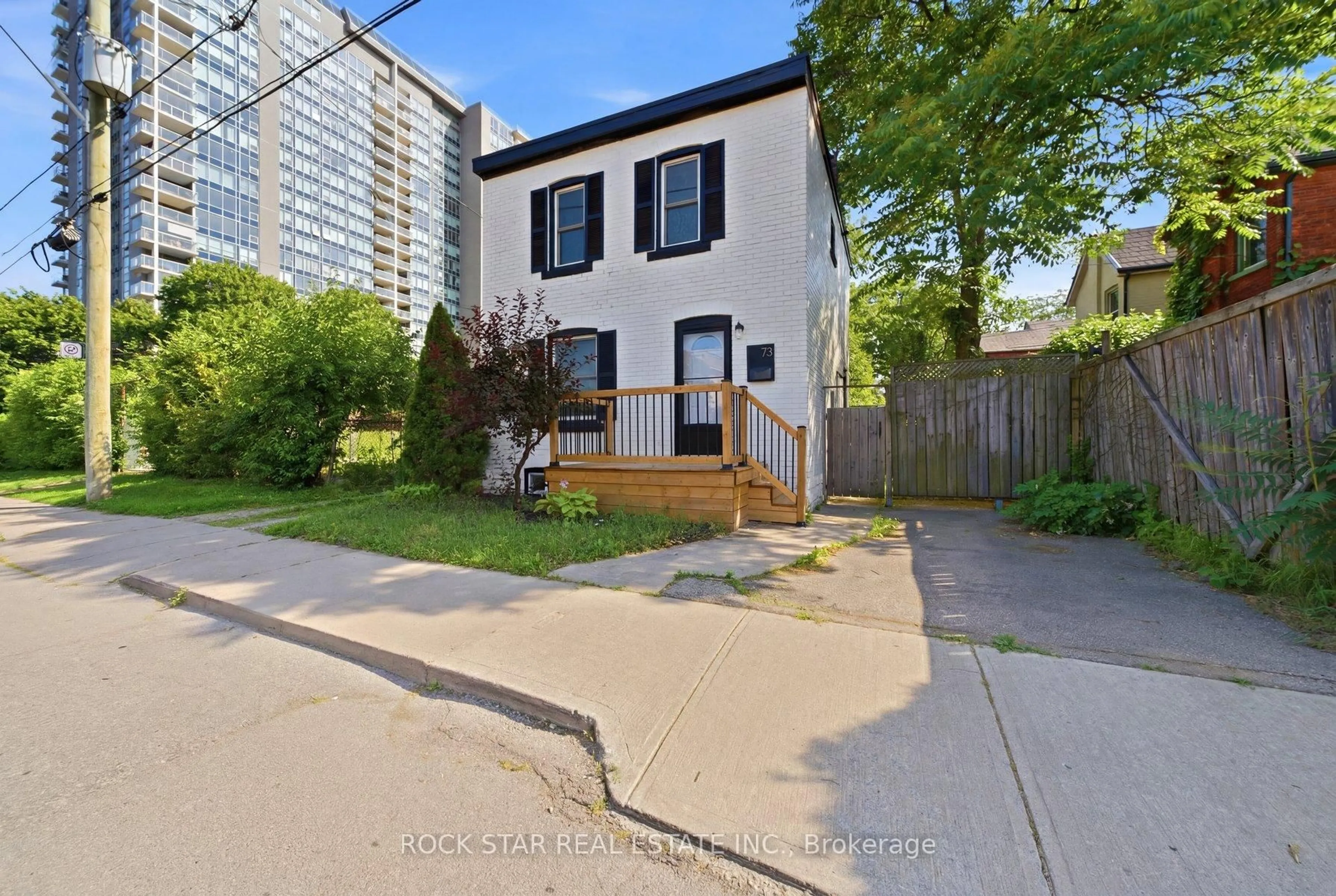 Unknown for 73 Peter St, Hamilton Ontario L8R 1T4