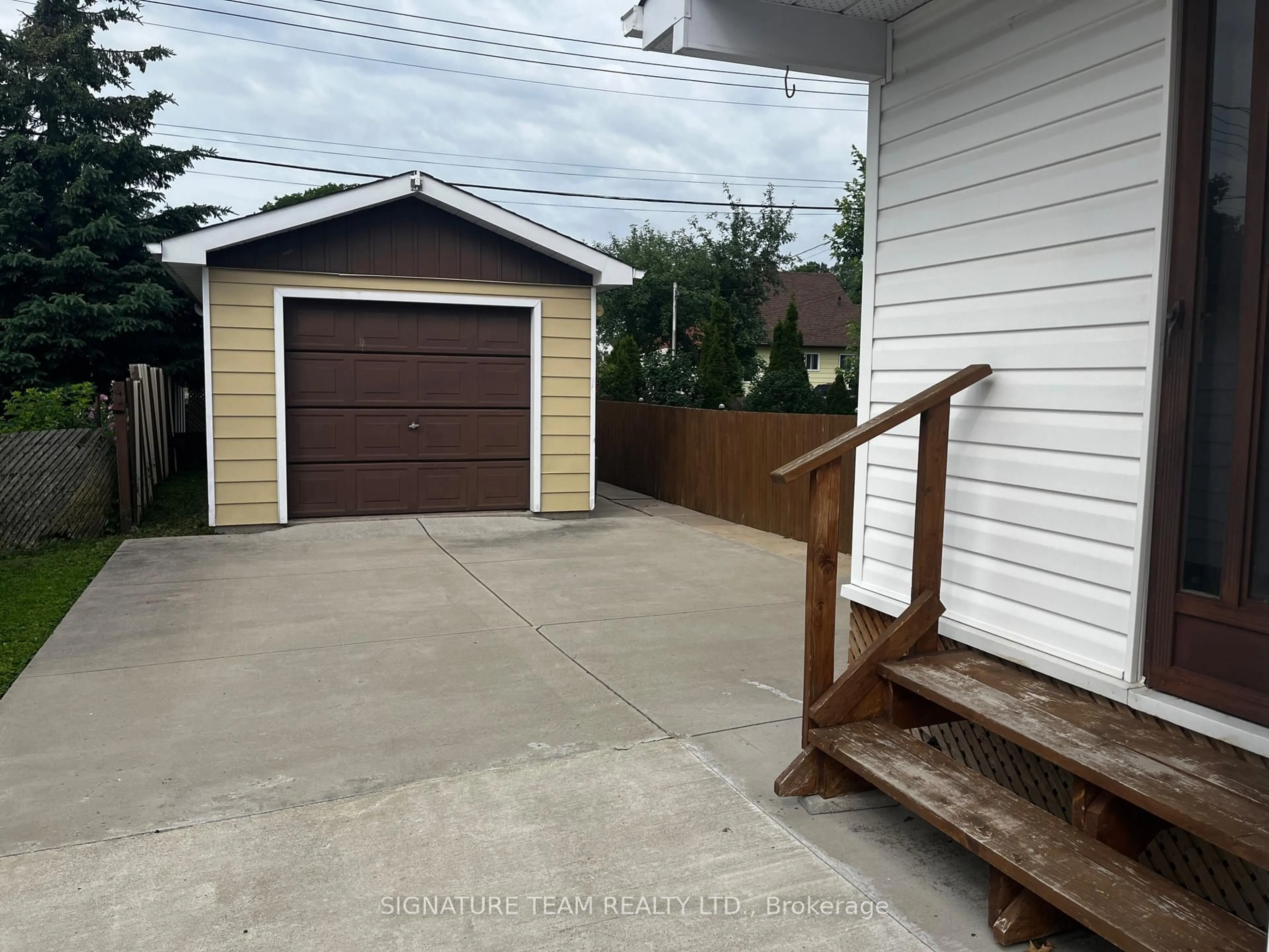 Unknown for 24 Peter St, Renfrew Ontario K7V 1H8