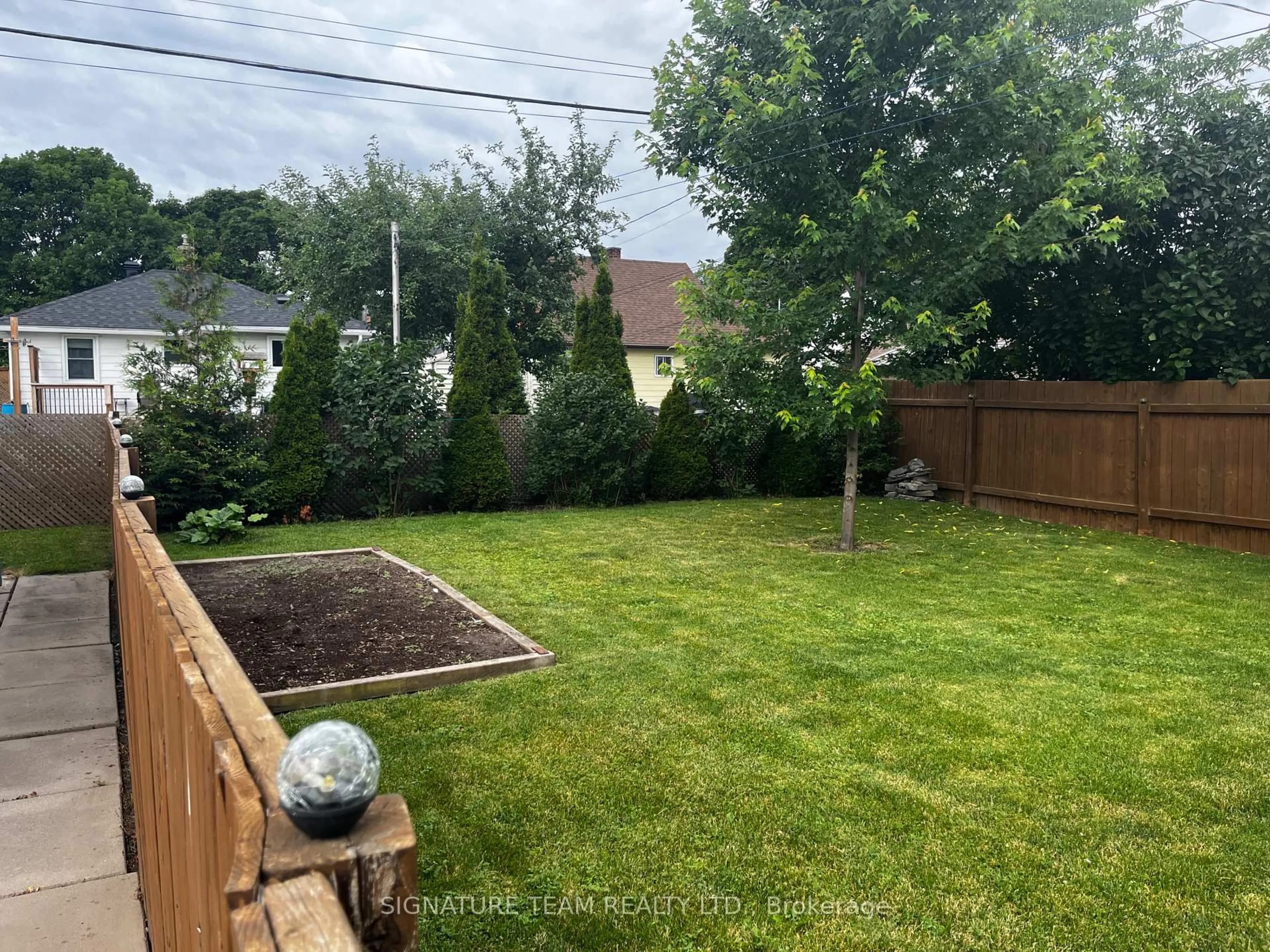 A pic from outside/outdoor area/front of a property/back of a property/a pic from drone, unknown for 24 Peter St, Renfrew Ontario K7V 1H8