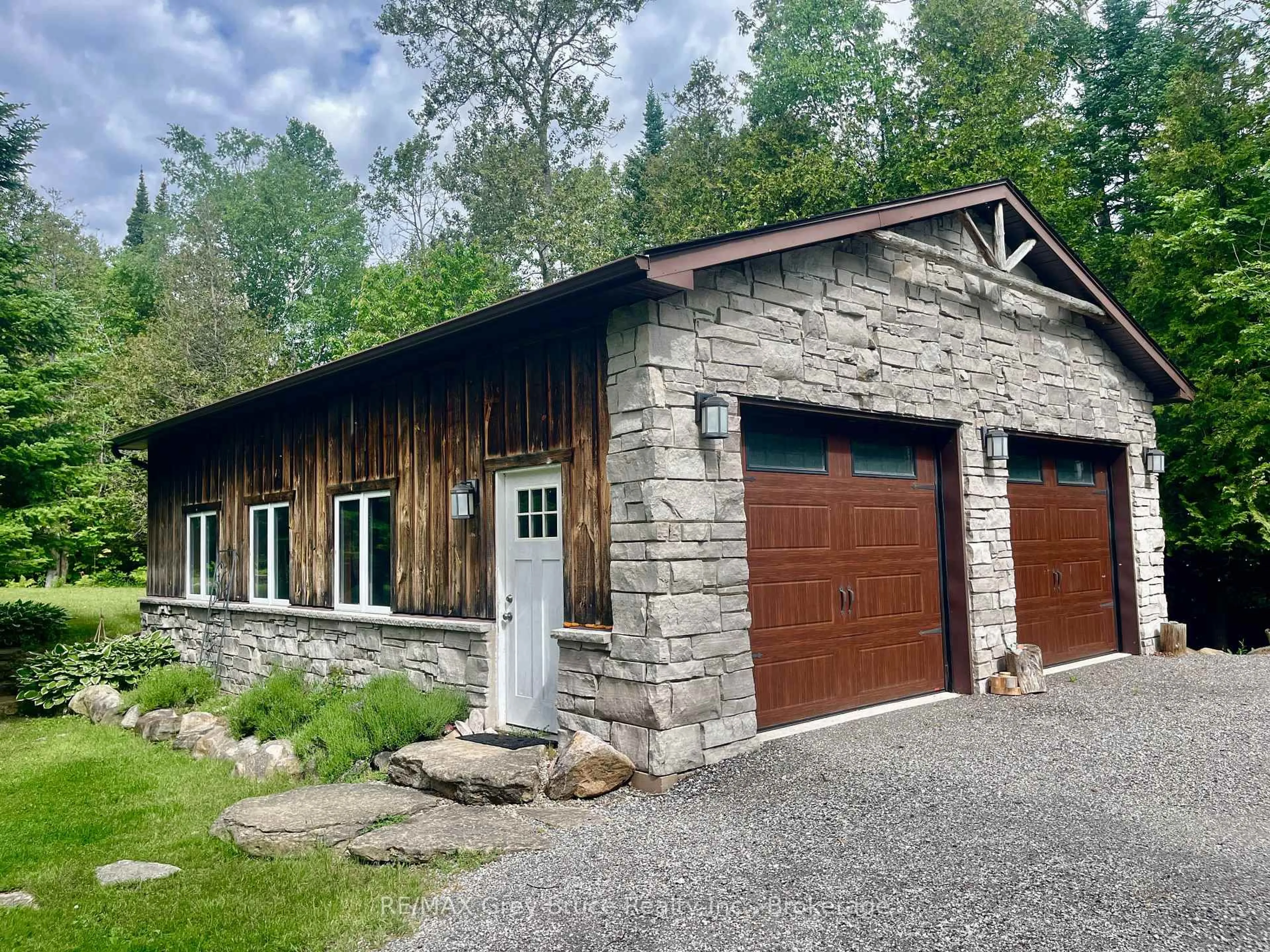Indoor garage for 1535 15 Sdrd, South Bruce Peninsula Ontario N0H 2T0