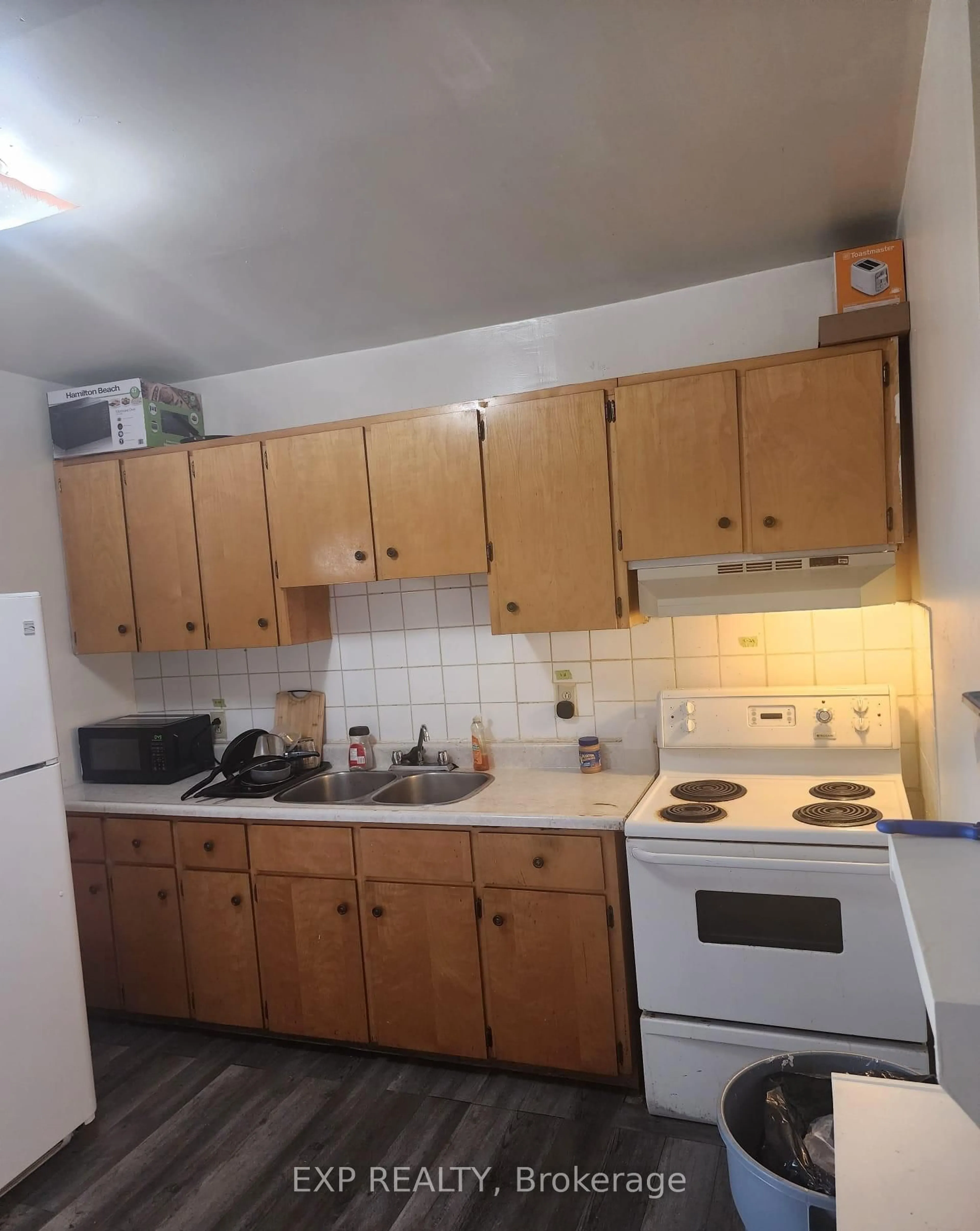Standard kitchen, unknown for 521 Barton St, Hamilton Ontario L8L 2Y9