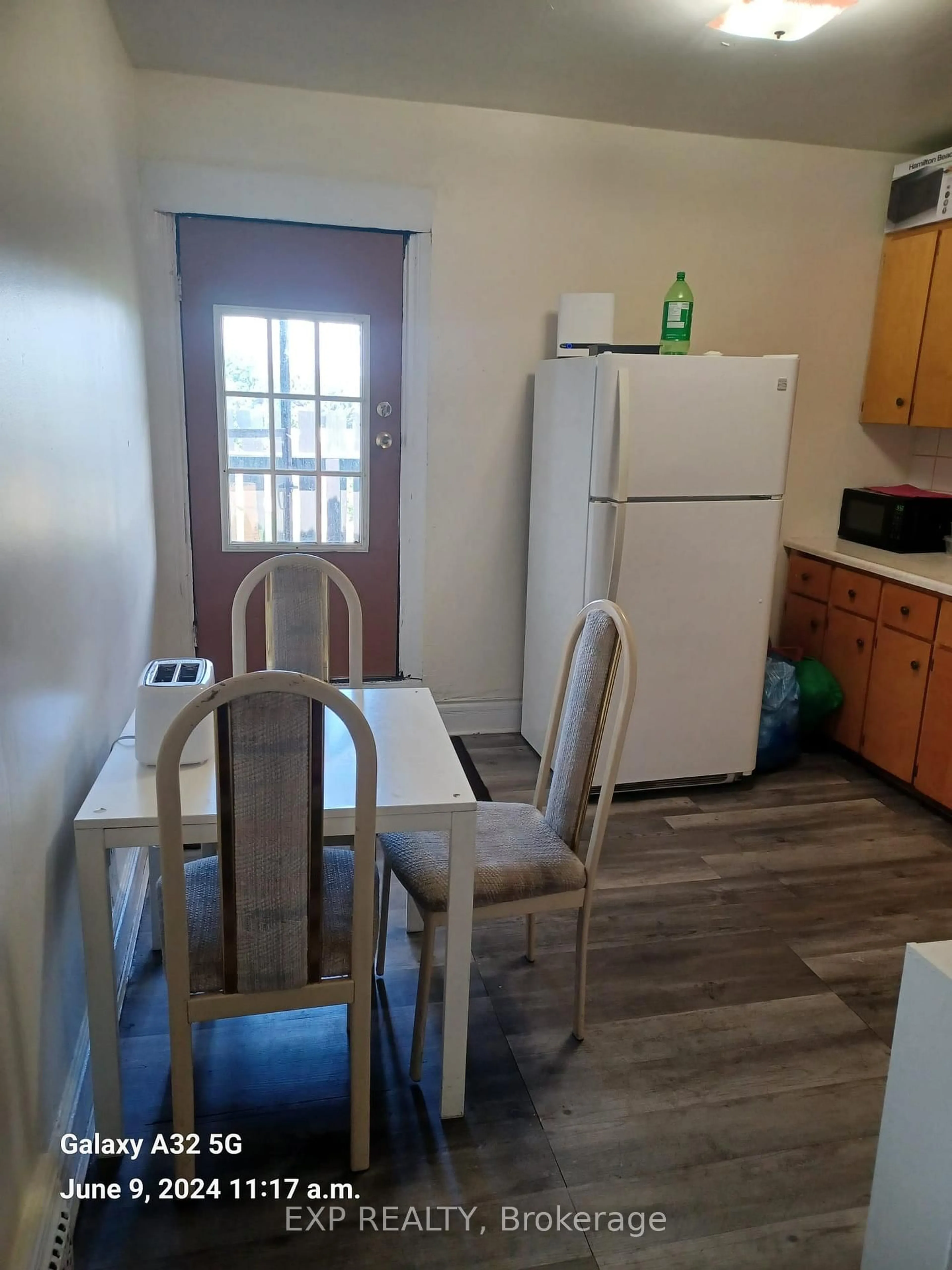 A pic of a room for 521 Barton St, Hamilton Ontario L8L 2Y9