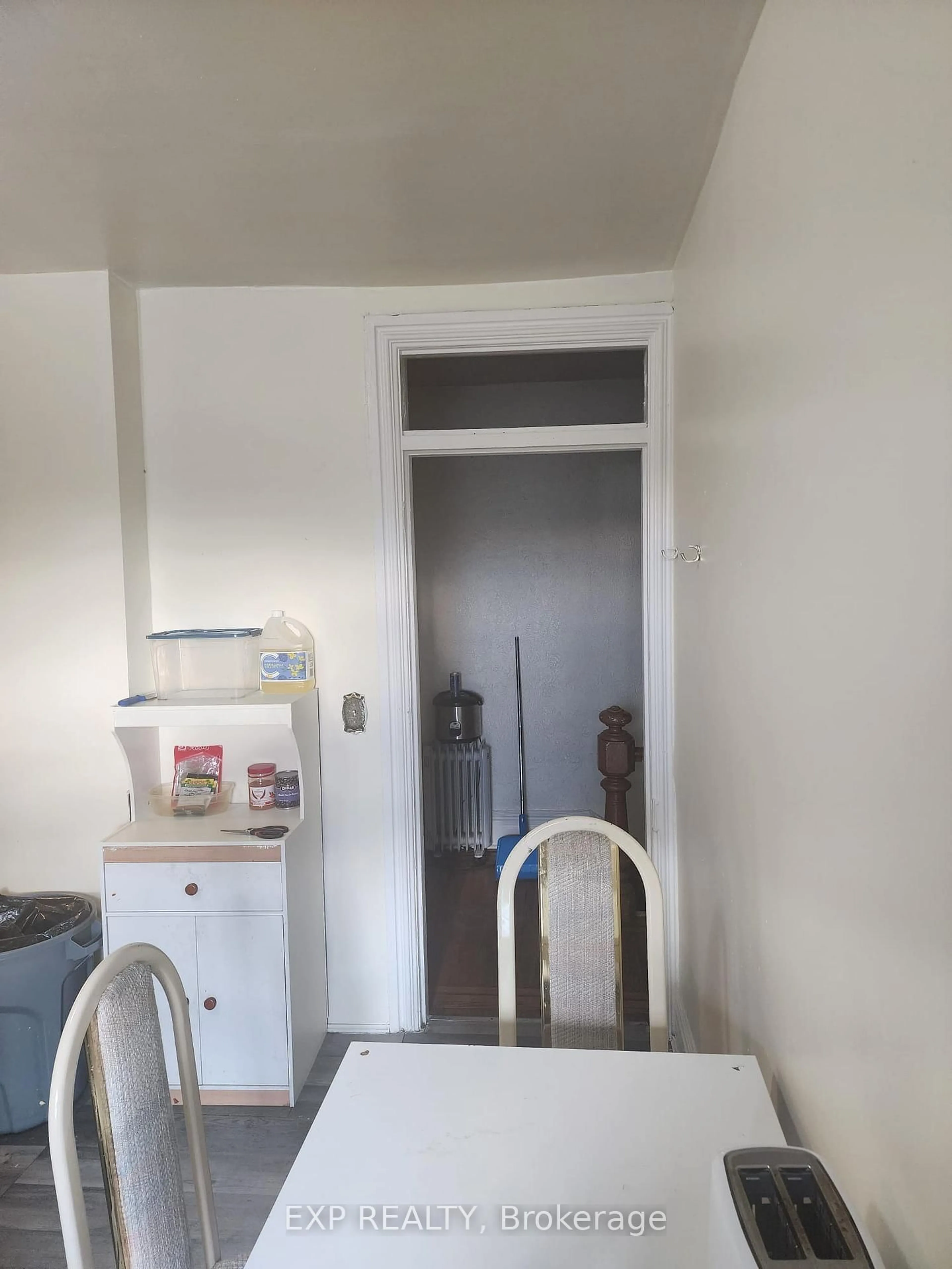 A pic of a room for 521 Barton St, Hamilton Ontario L8L 2Y9