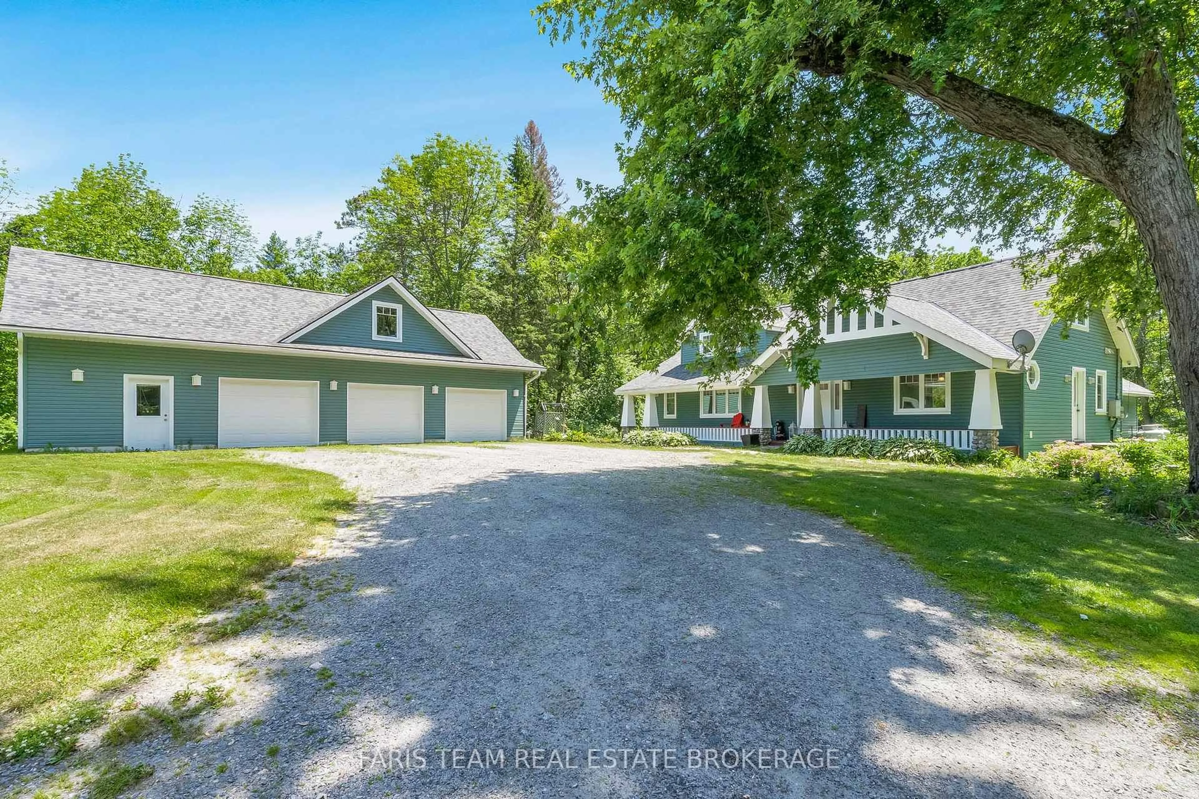 A pic from outside/outdoor area/front of a property/back of a property/a pic from drone, street for 1622 Houseys Rapids Rd, Gravenhurst Ontario P1P 1R3