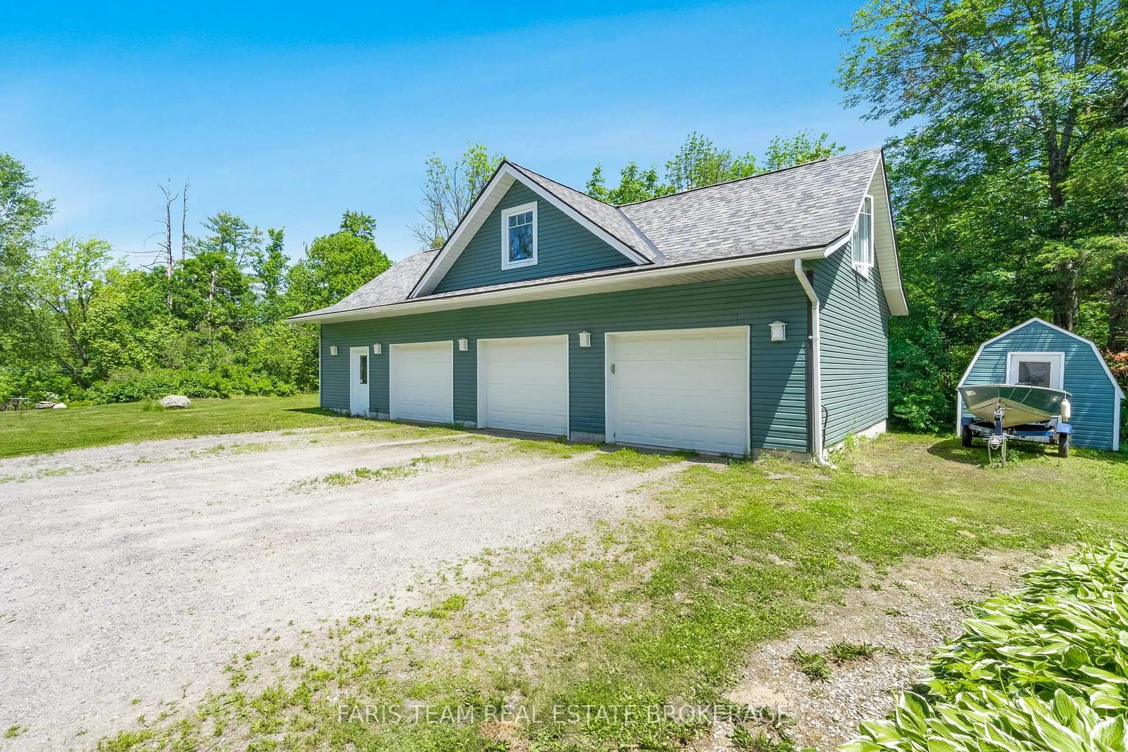 Indoor garage for 1622 Houseys Rapids Rd, Gravenhurst Ontario P1P 1R3