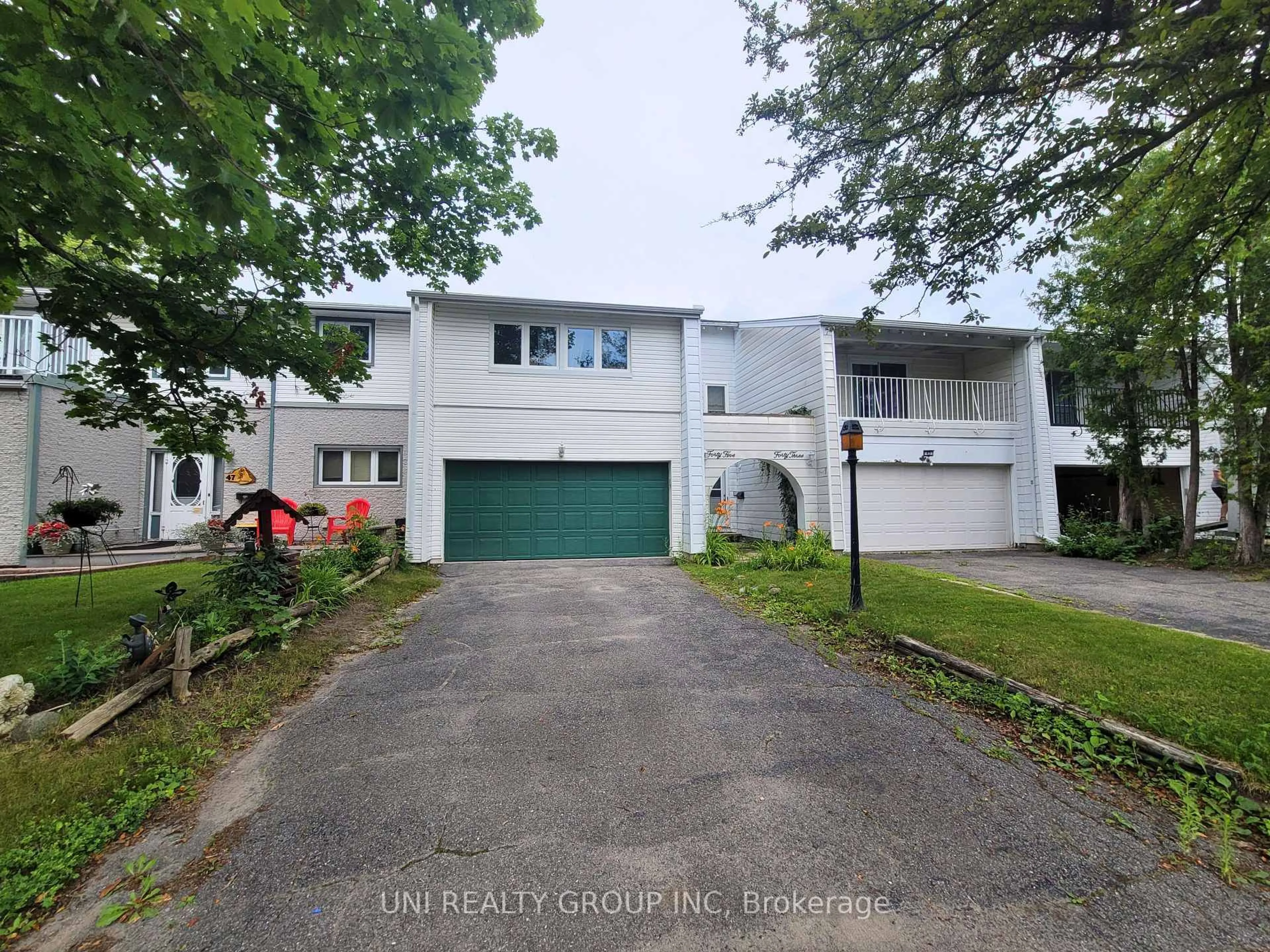 A pic from outside/outdoor area/front of a property/back of a property/a pic from drone, street for 45 GRADY Cres, Ottawa Ontario K2H 5S2
