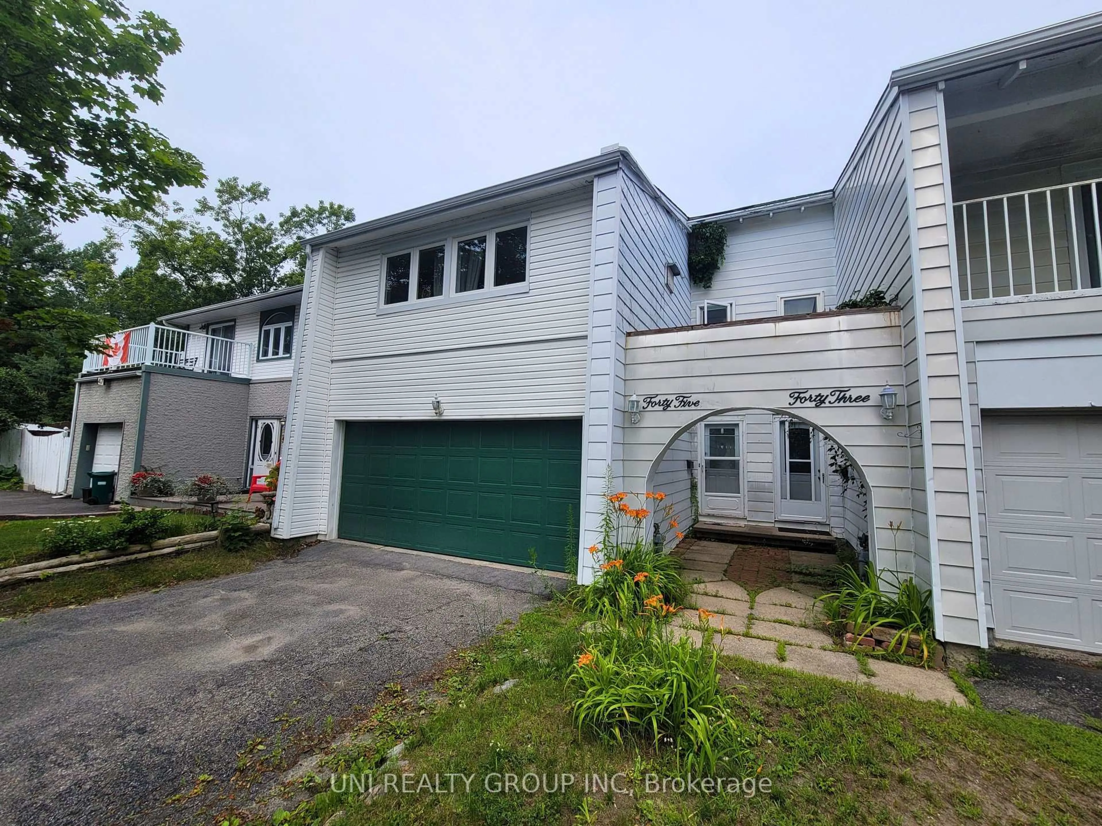 A pic from outside/outdoor area/front of a property/back of a property/a pic from drone, street for 45 GRADY Cres, Ottawa Ontario K2H 5S2