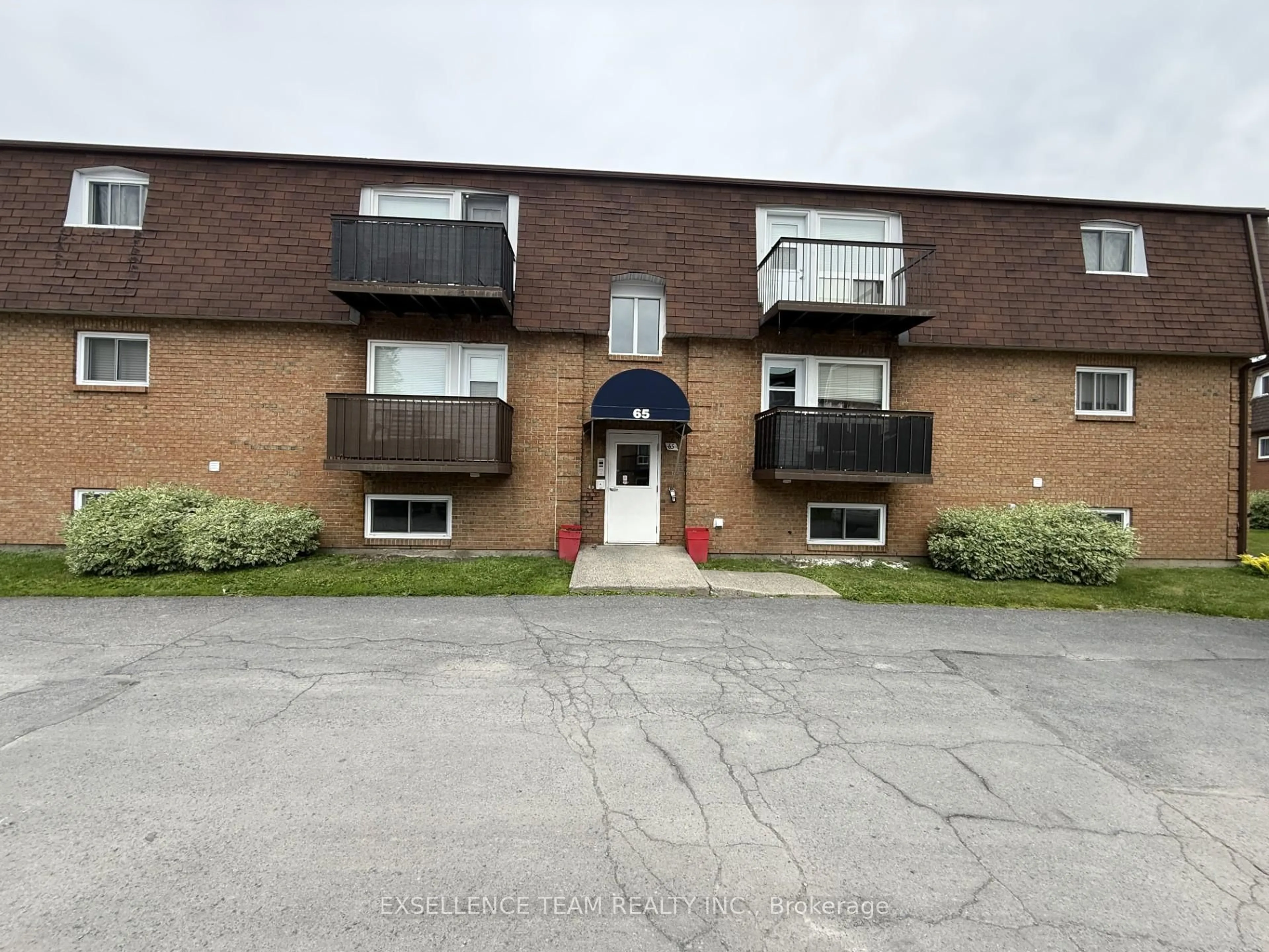 A pic from outside/outdoor area/front of a property/back of a property/a pic from drone, unknown for 65 Race St #3, Cornwall Ontario K6H 1G7