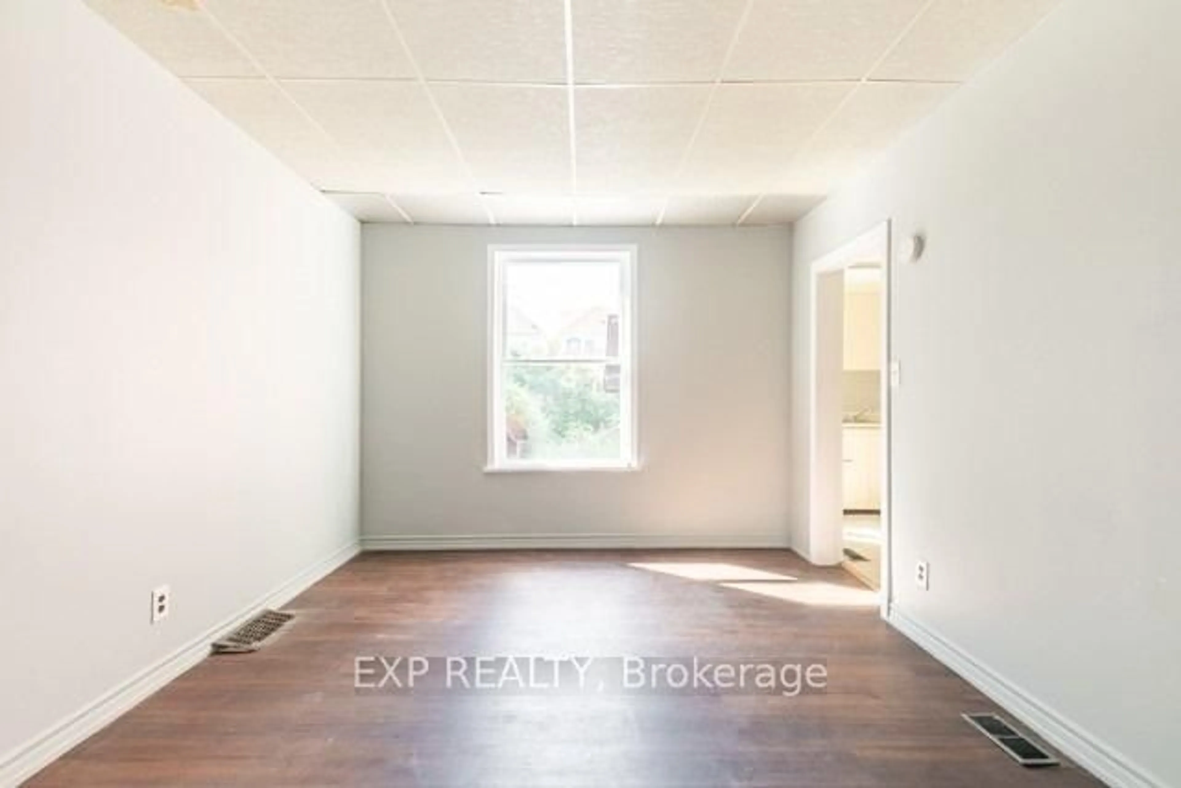 A pic of a room for 99 Sanford Ave, Hamilton Ontario L8L 5Z1