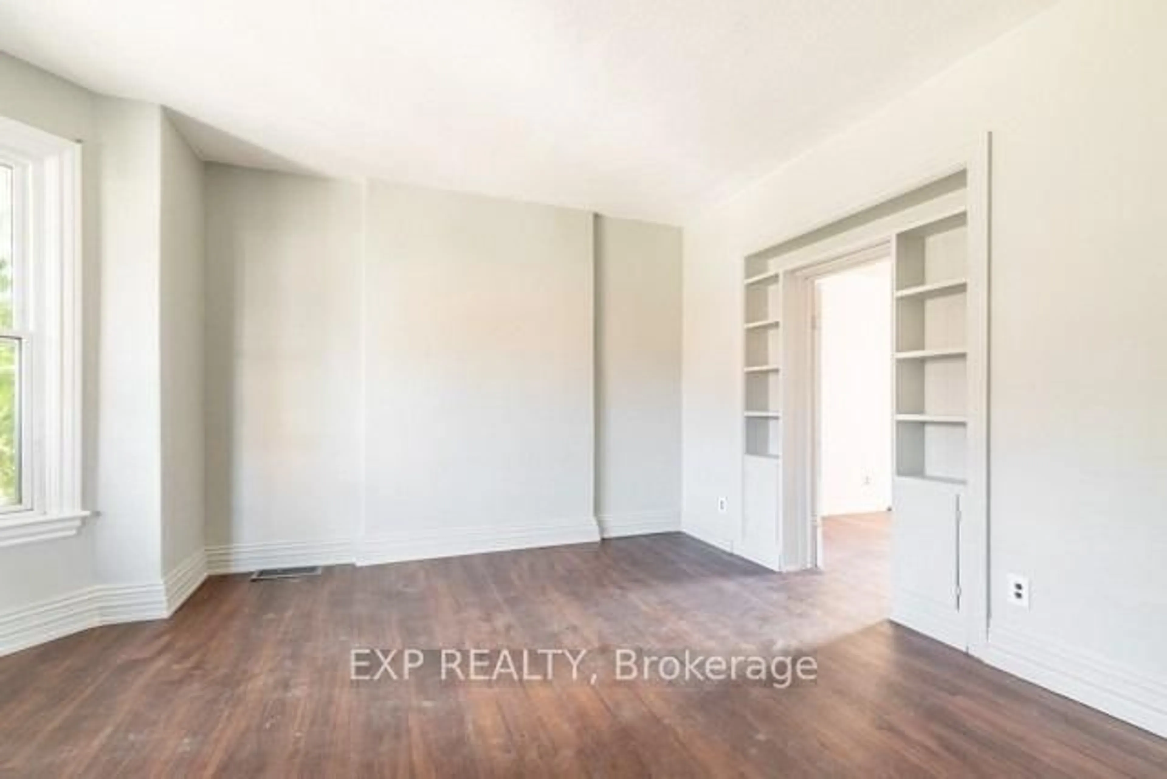 A pic of a room for 99 Sanford Ave, Hamilton Ontario L8L 5Z1