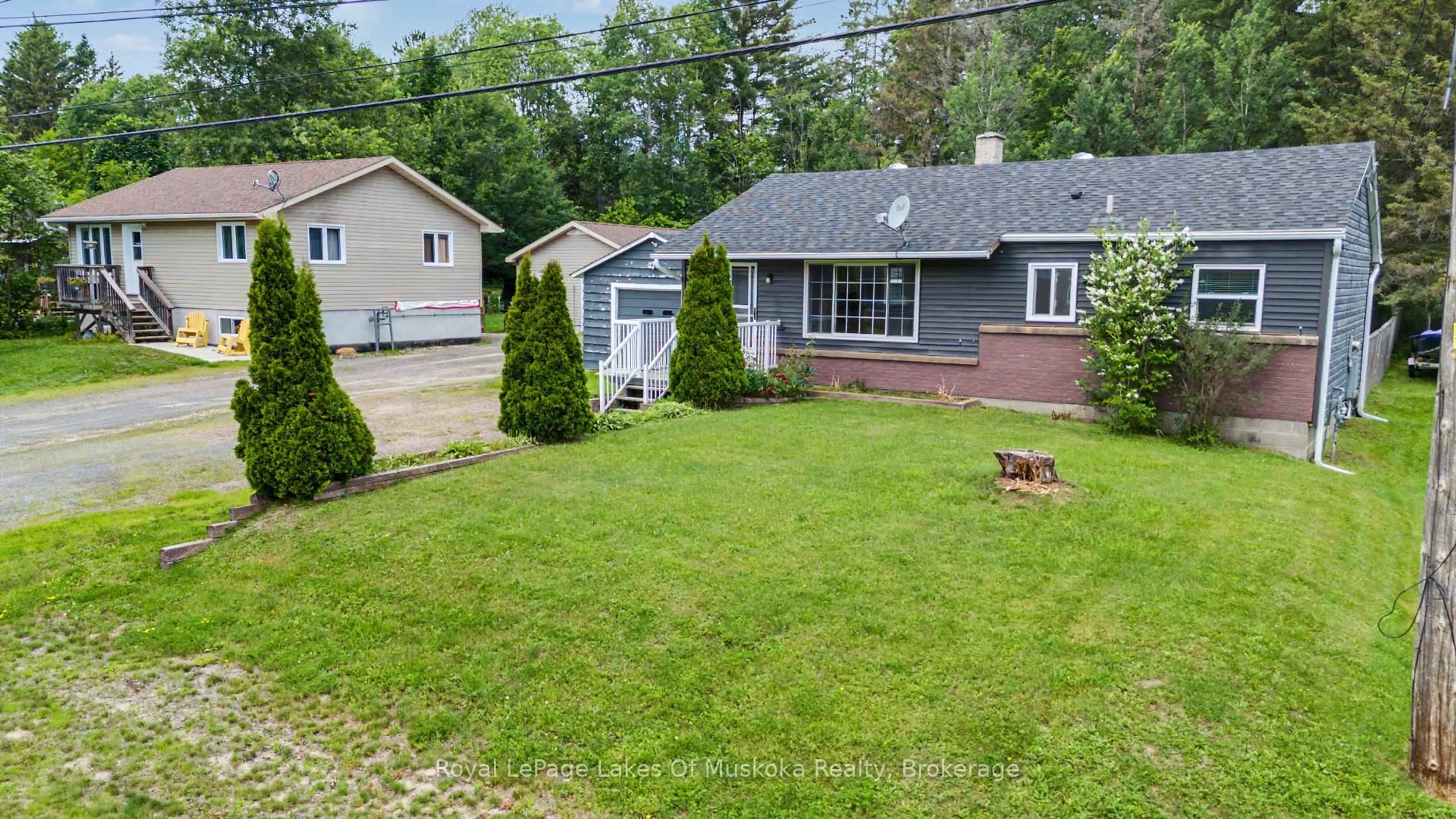 A pic from outside/outdoor area/front of a property/back of a property/a pic from drone, street for 34 Queen St, Sundridge Ontario P0A 1Z0