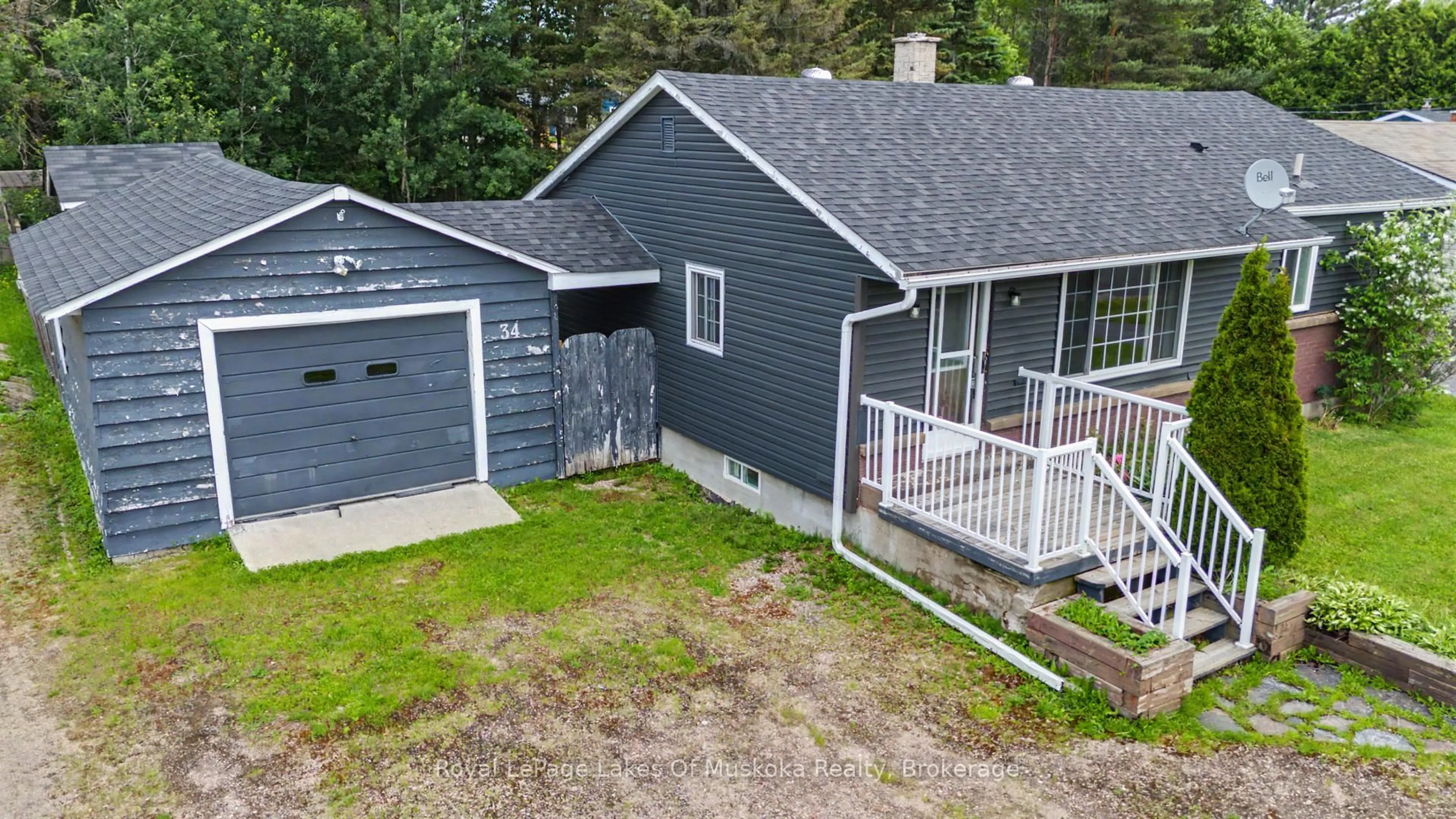 A pic from outside/outdoor area/front of a property/back of a property/a pic from drone, street for 34 Queen St, Sundridge Ontario P0A 1Z0