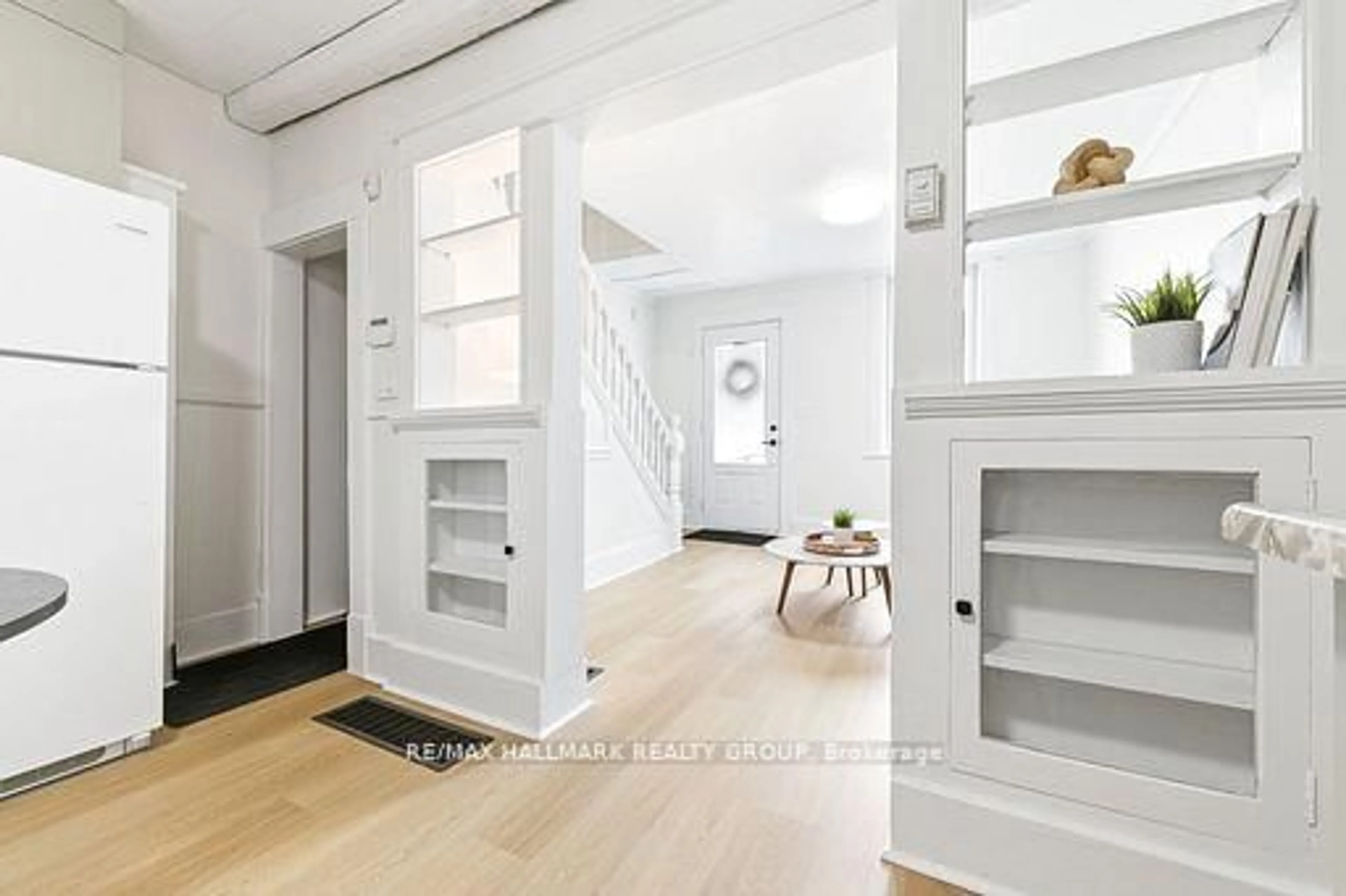 Indoor entryway for 391 Murray St, Pembroke Ontario K8A 4P5