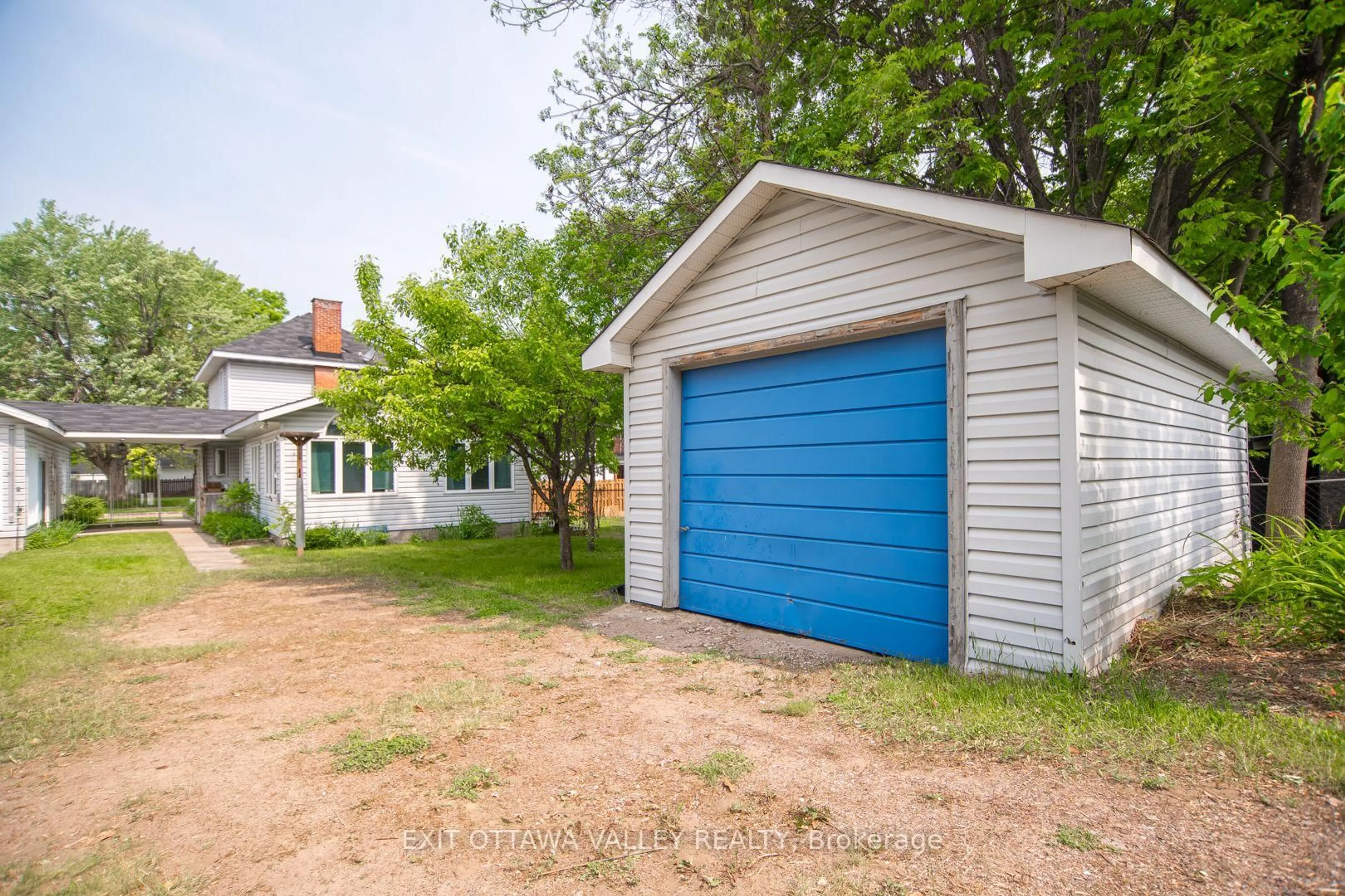 Shed for 415 Trafalgar Rd, Pembroke Ontario K8A 5B3
