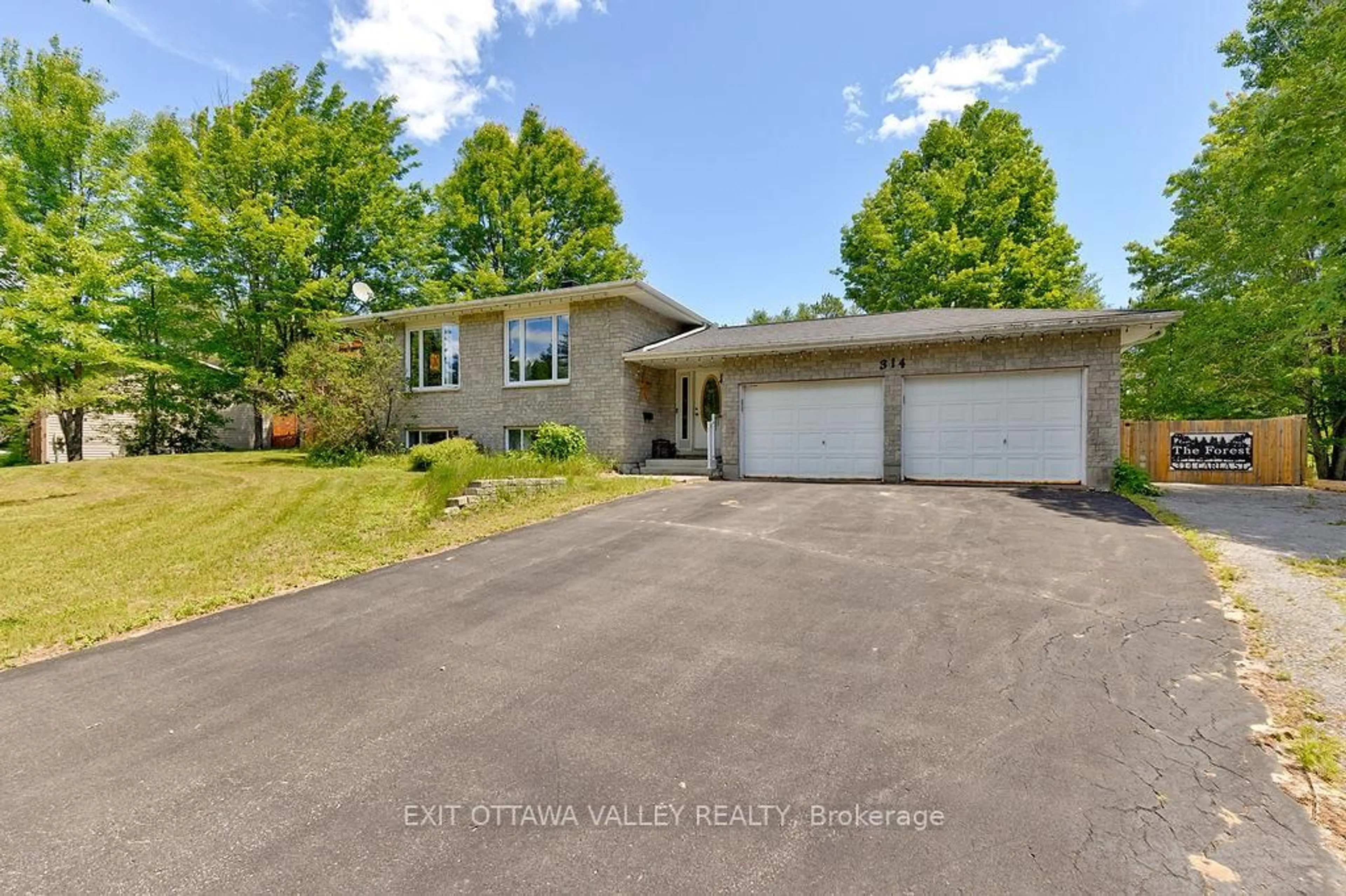 A pic from outside/outdoor area/front of a property/back of a property/a pic from drone, street for 314 Carla St, Petawawa Ontario K8H 3N2