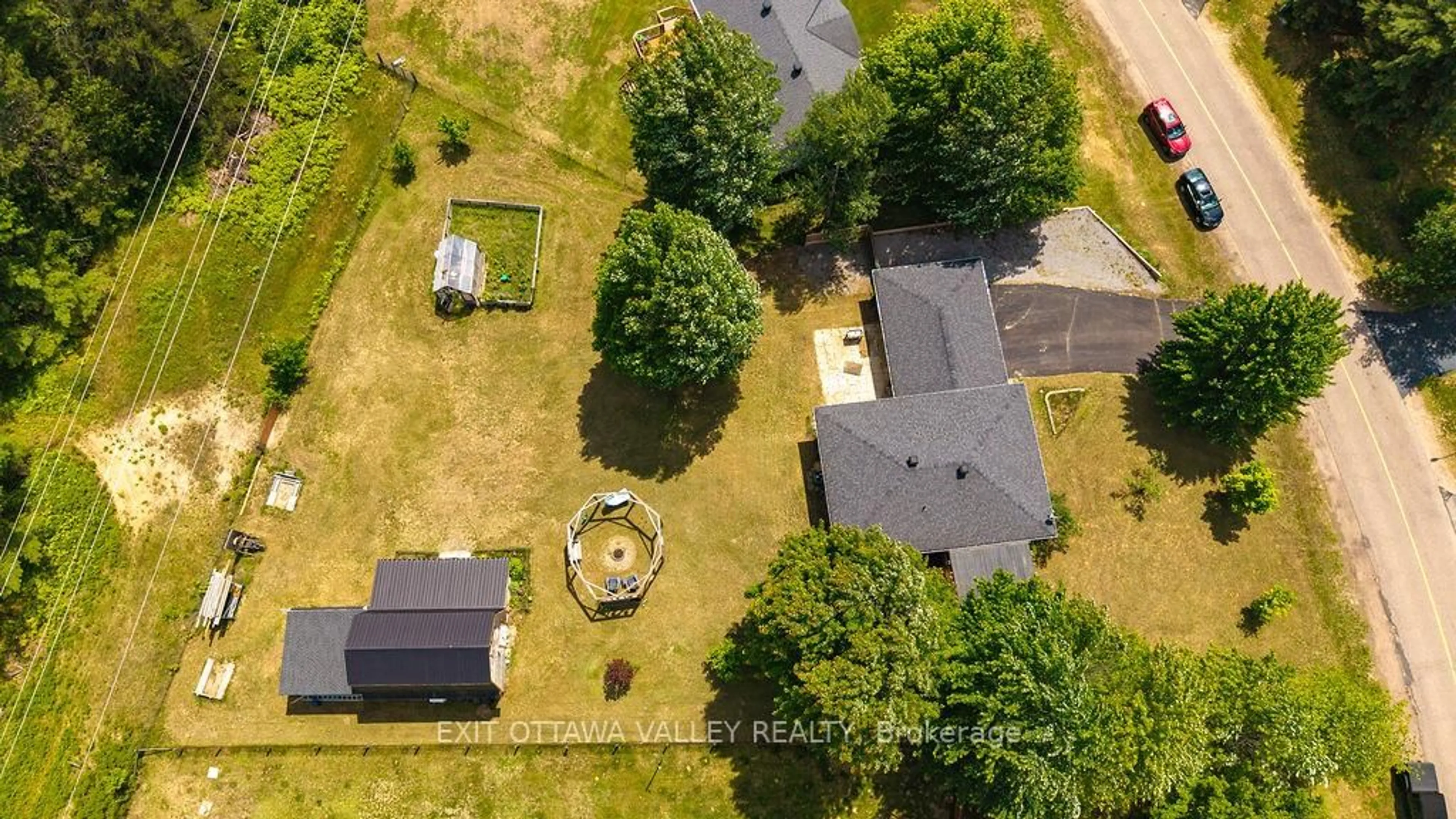 A pic from outside/outdoor area/front of a property/back of a property/a pic from drone, unknown for 314 Carla St, Petawawa Ontario K8H 3N2