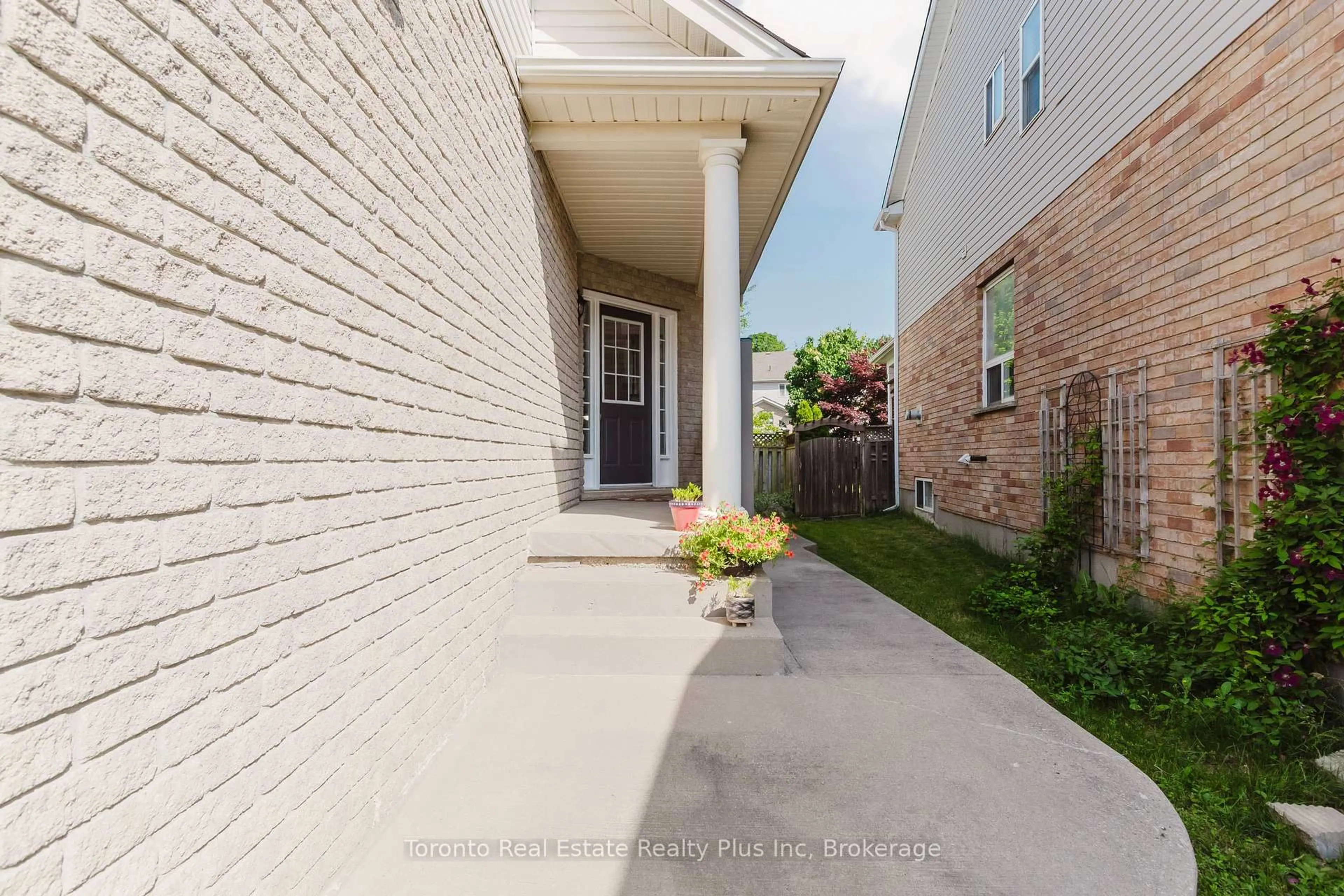 Patio, street for 597 Little Dover Cres, Waterloo Ontario N2K 4E5