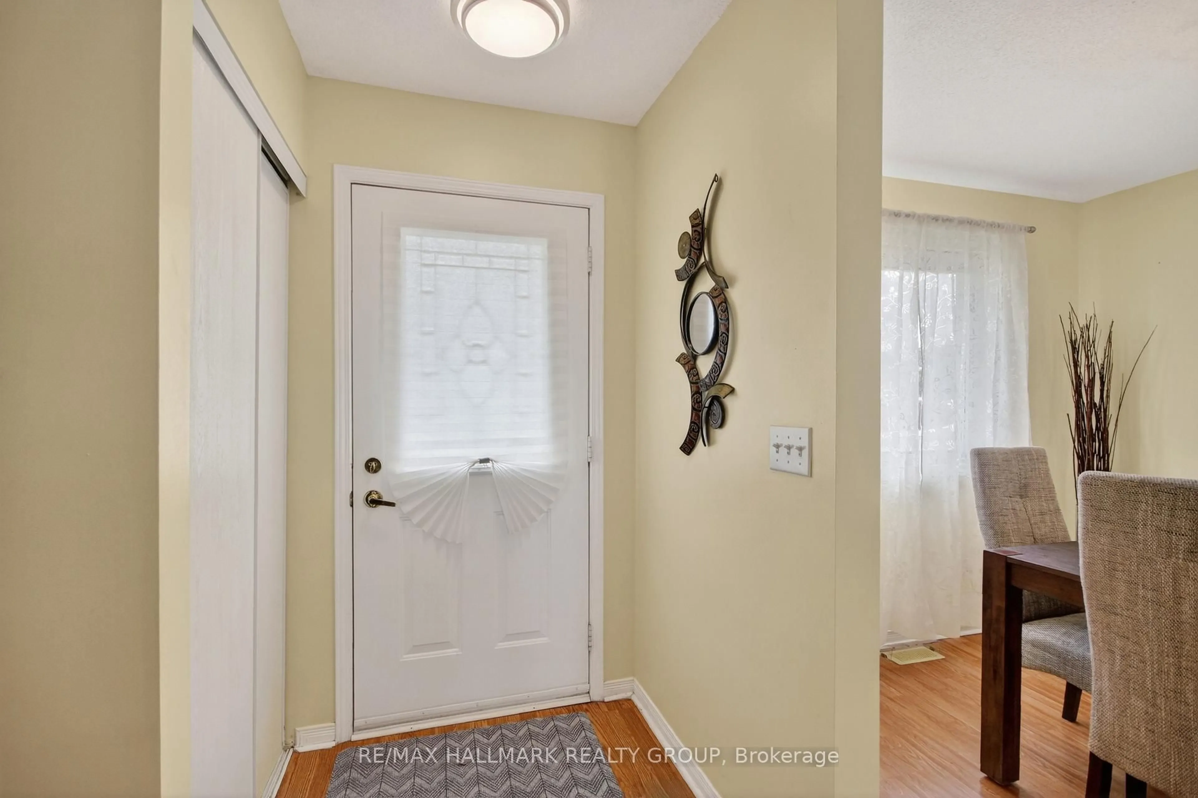 Indoor entryway for 3 Daphne Cres, Ottawa Ontario K2S 1Y1