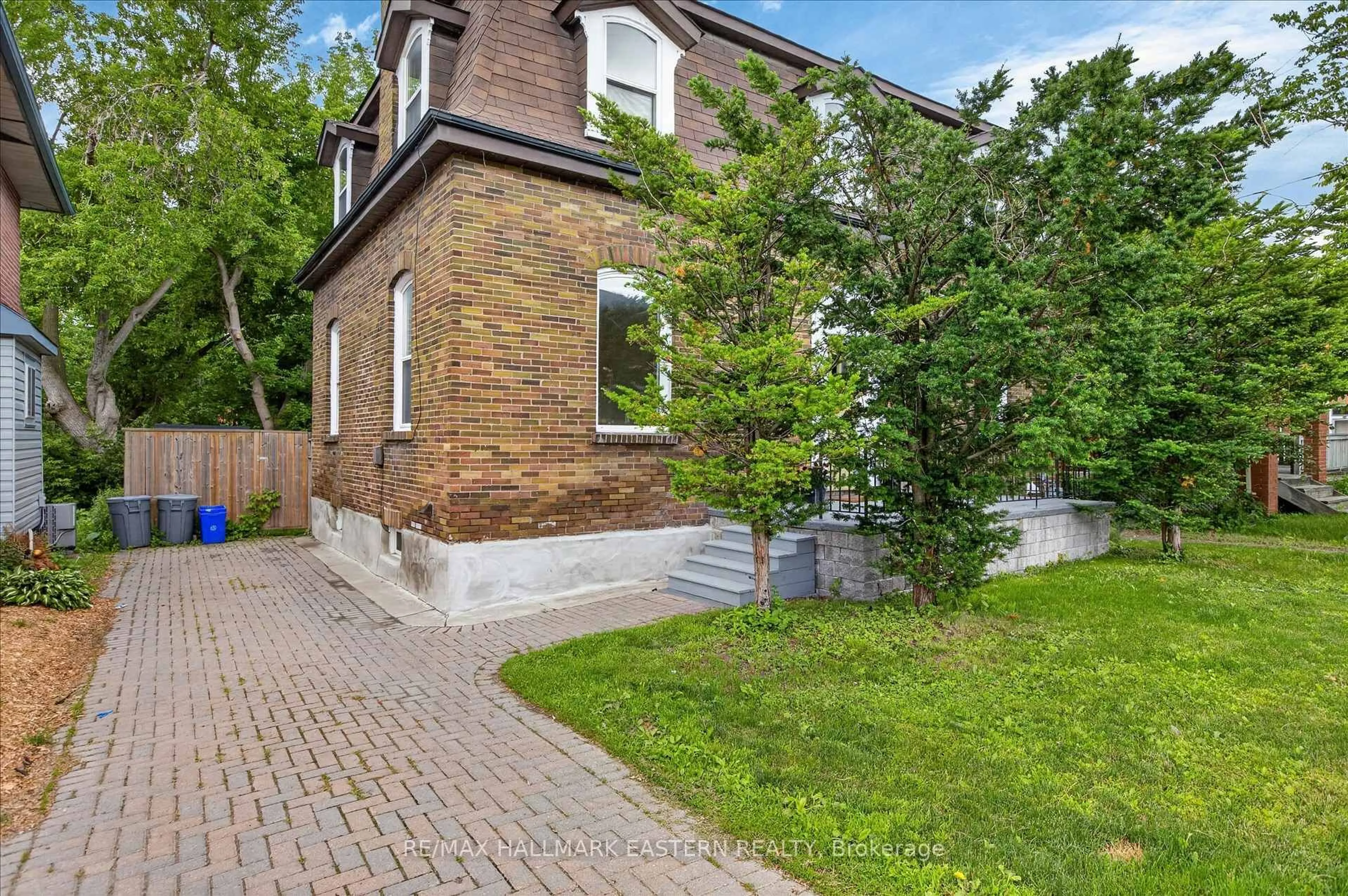 Home with brick exterior material, street for 475 Aylmer St, Peterborough Ontario K9H 3W3