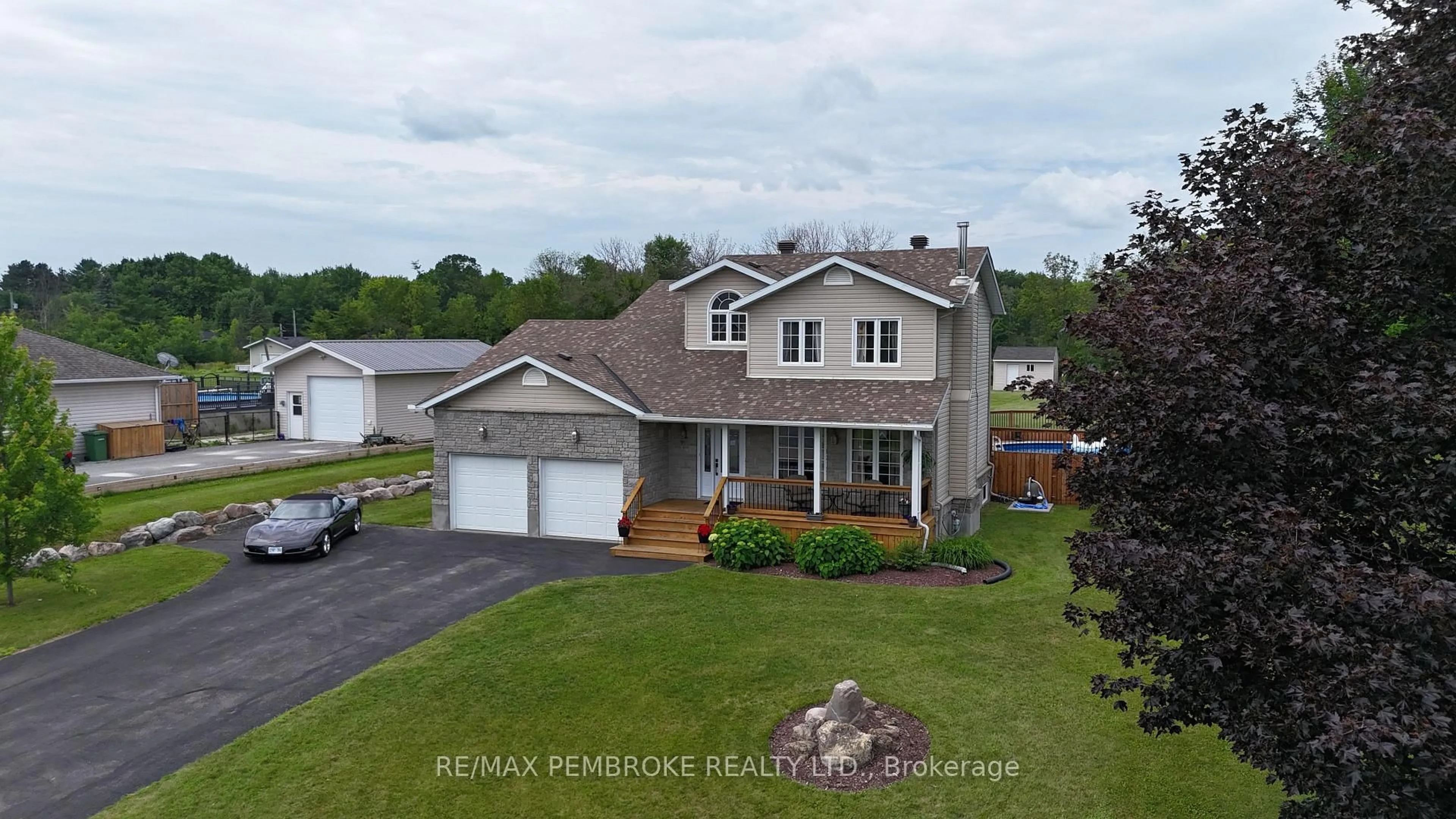 A pic from outside/outdoor area/front of a property/back of a property/a pic from drone, street for 9 Heron Dr, Pembroke Ontario K8A 8N8