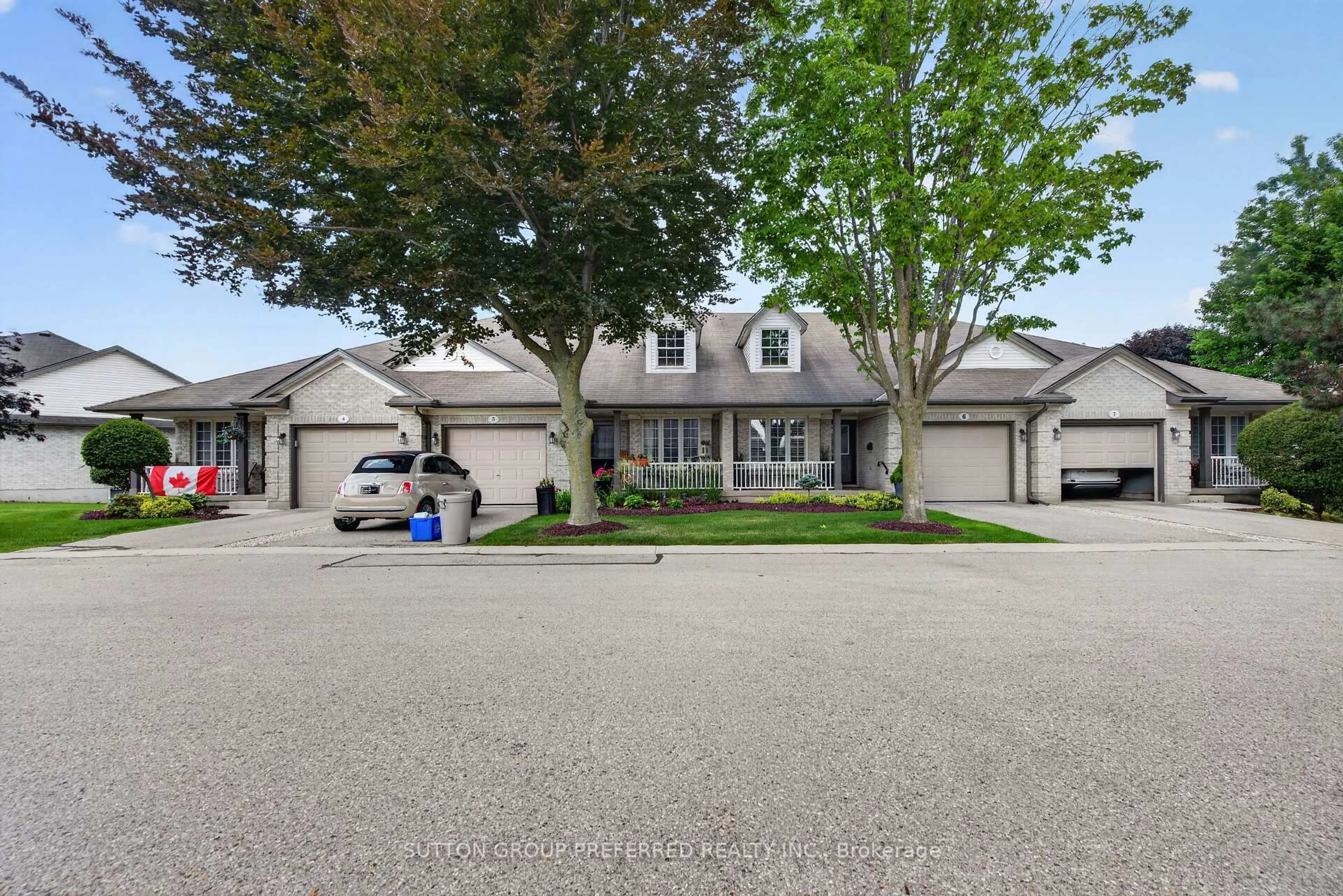 A pic from outside/outdoor area/front of a property/back of a property/a pic from drone, street for 20 Windemere Pl #6, St. Thomas Ontario N5R 6H6