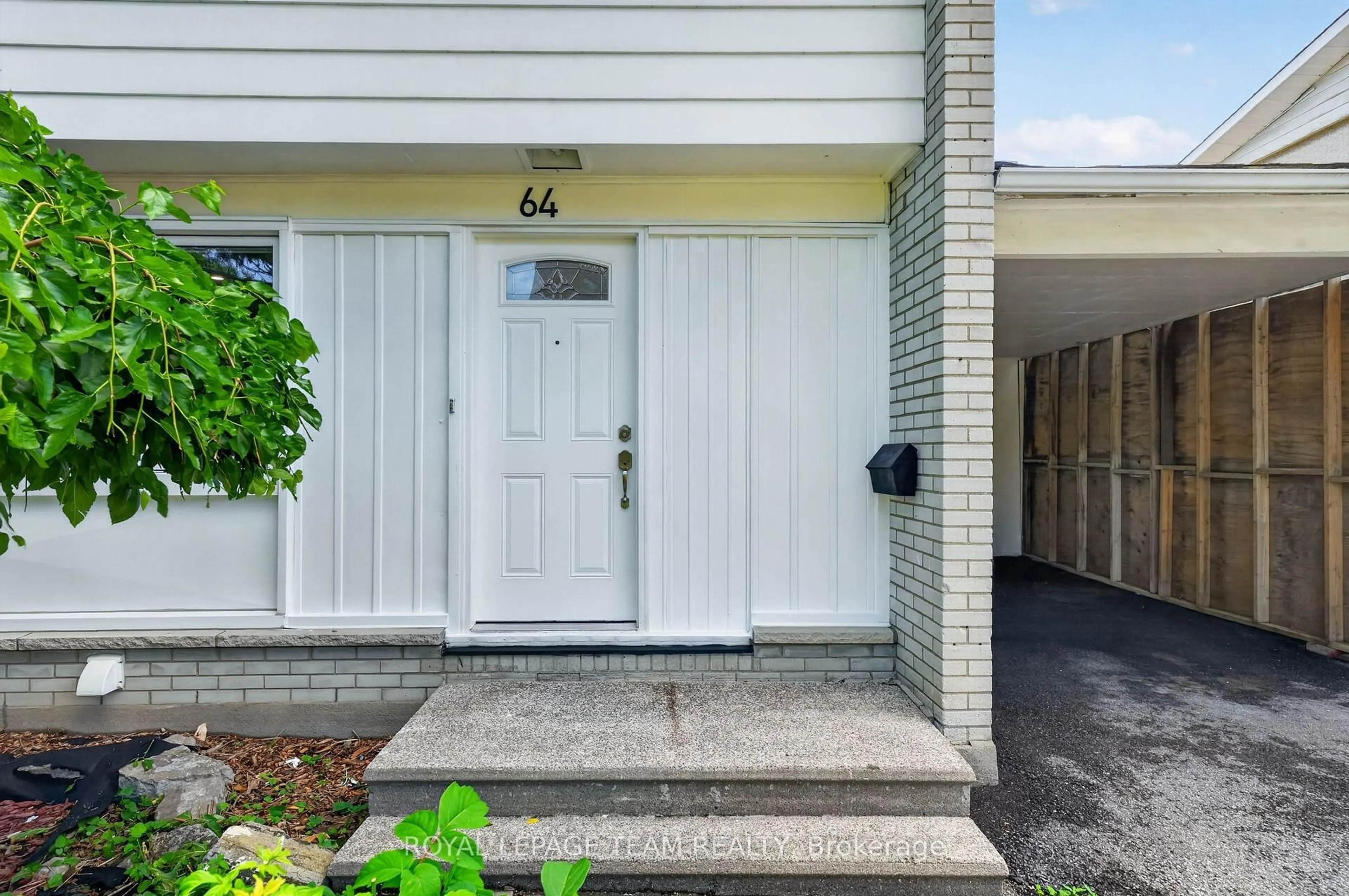 Indoor entryway for 64 Mulvagh Ave, Ottawa Ontario K2E 6M6