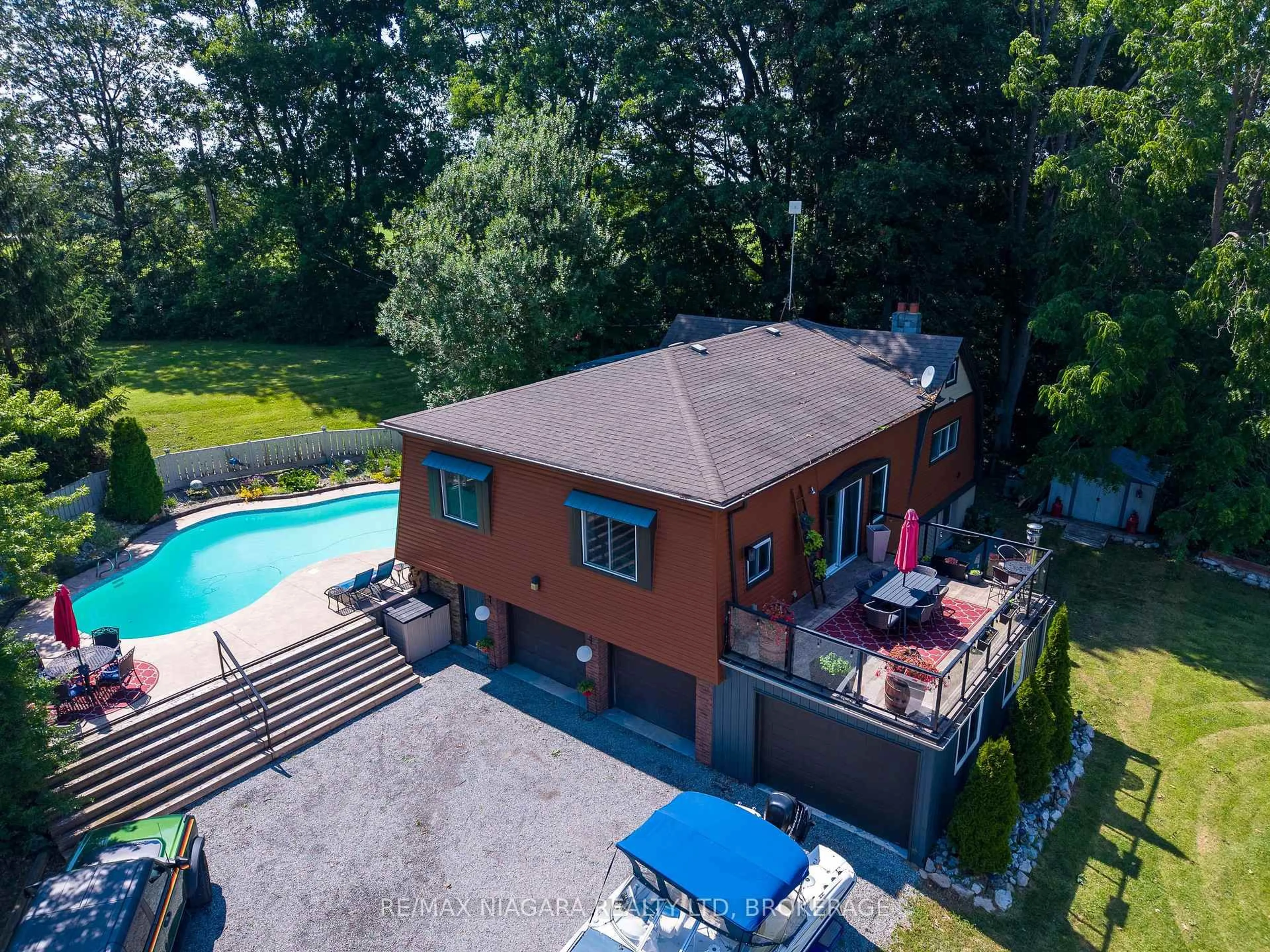 A pic from outside/outdoor area/front of a property/back of a property/a pic from drone, water/lake/river/ocean view for 72590 Regional Road 27 Rd, Wainfleet Ontario L0S 1C0