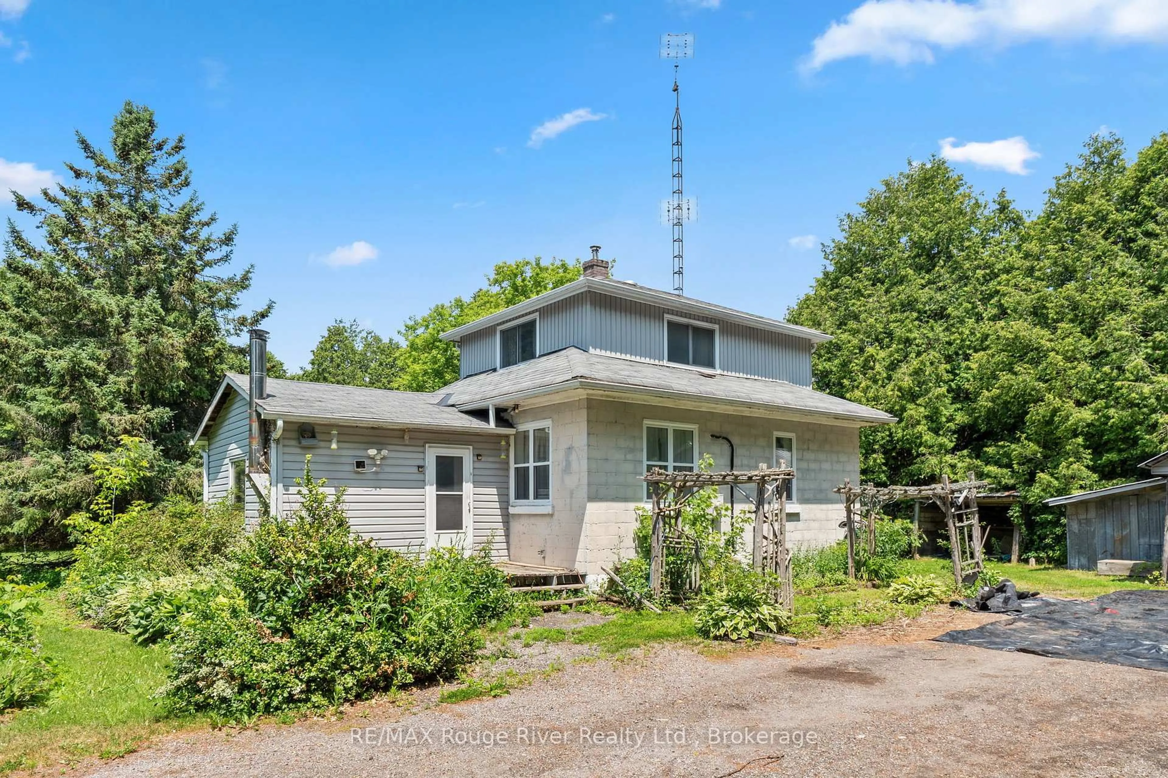Home with vinyl exterior material, building for 7725 Mill St, Port Hope Ontario L0A 1B0