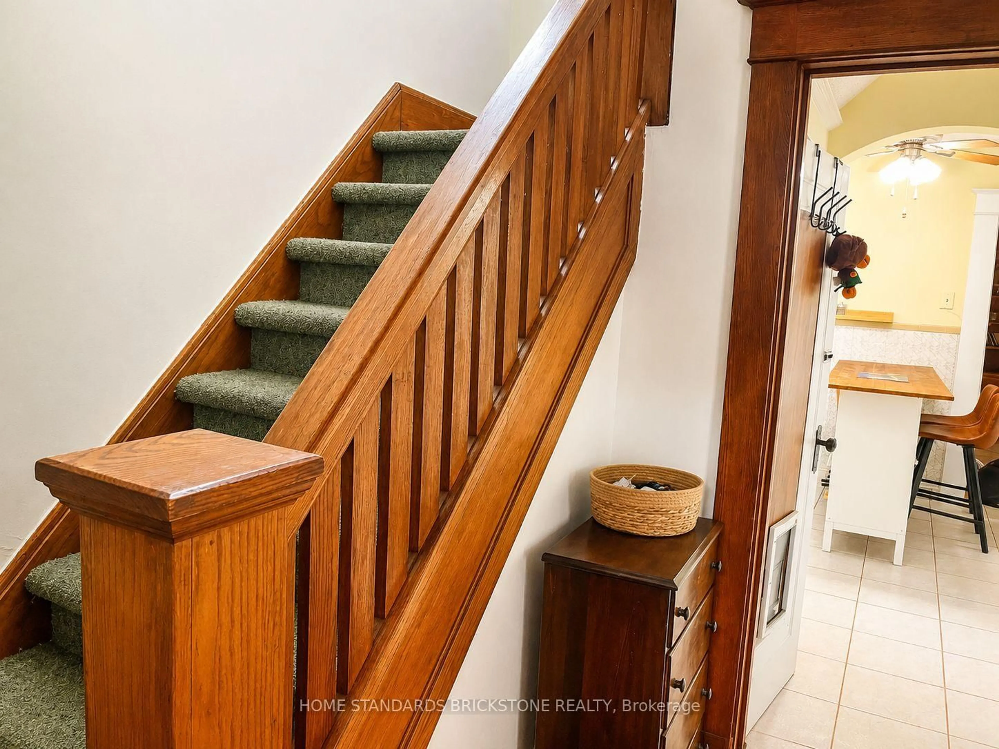 Stairs for 5400 CEDAR St, Niagara Falls Ontario L2E 2V3