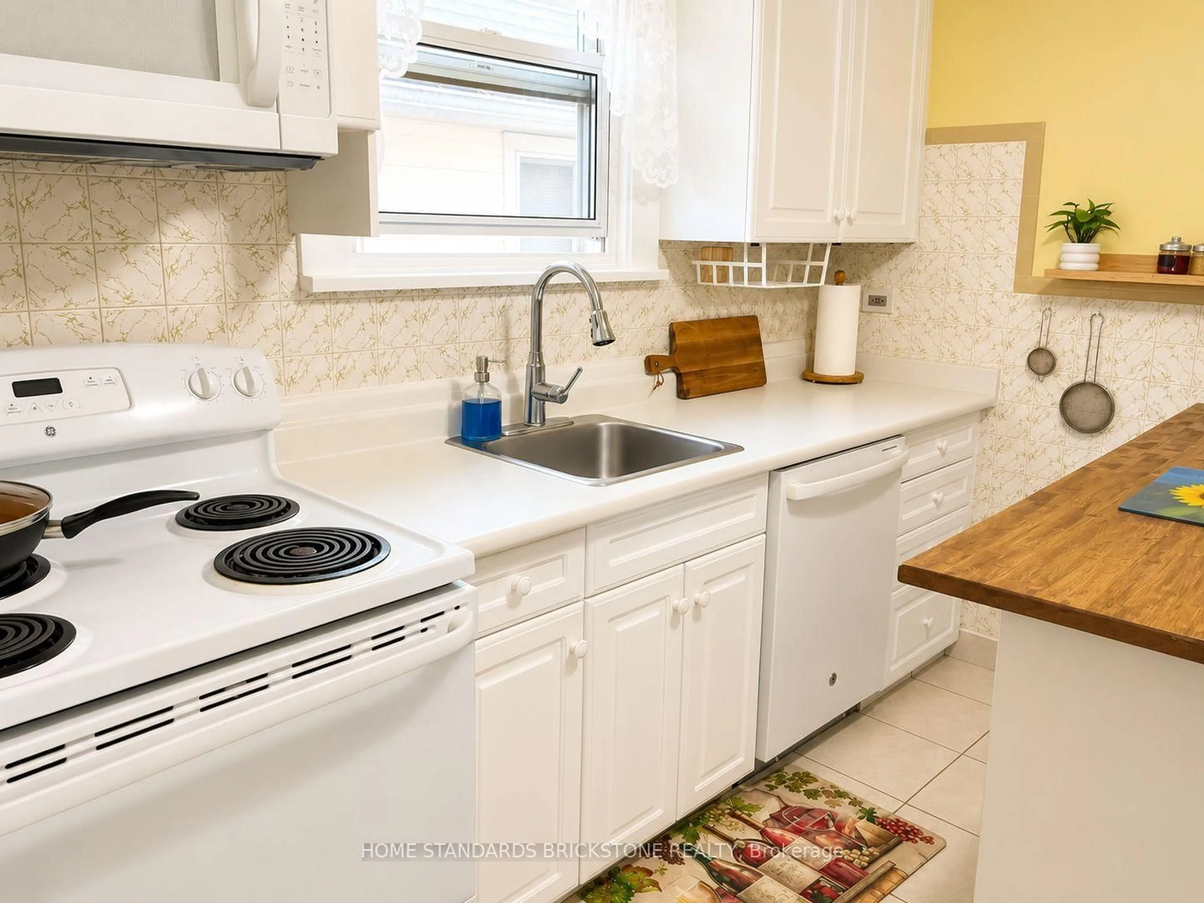 Standard kitchen, ceramic/tile floor for 5400 CEDAR St, Niagara Falls Ontario L2E 2V3