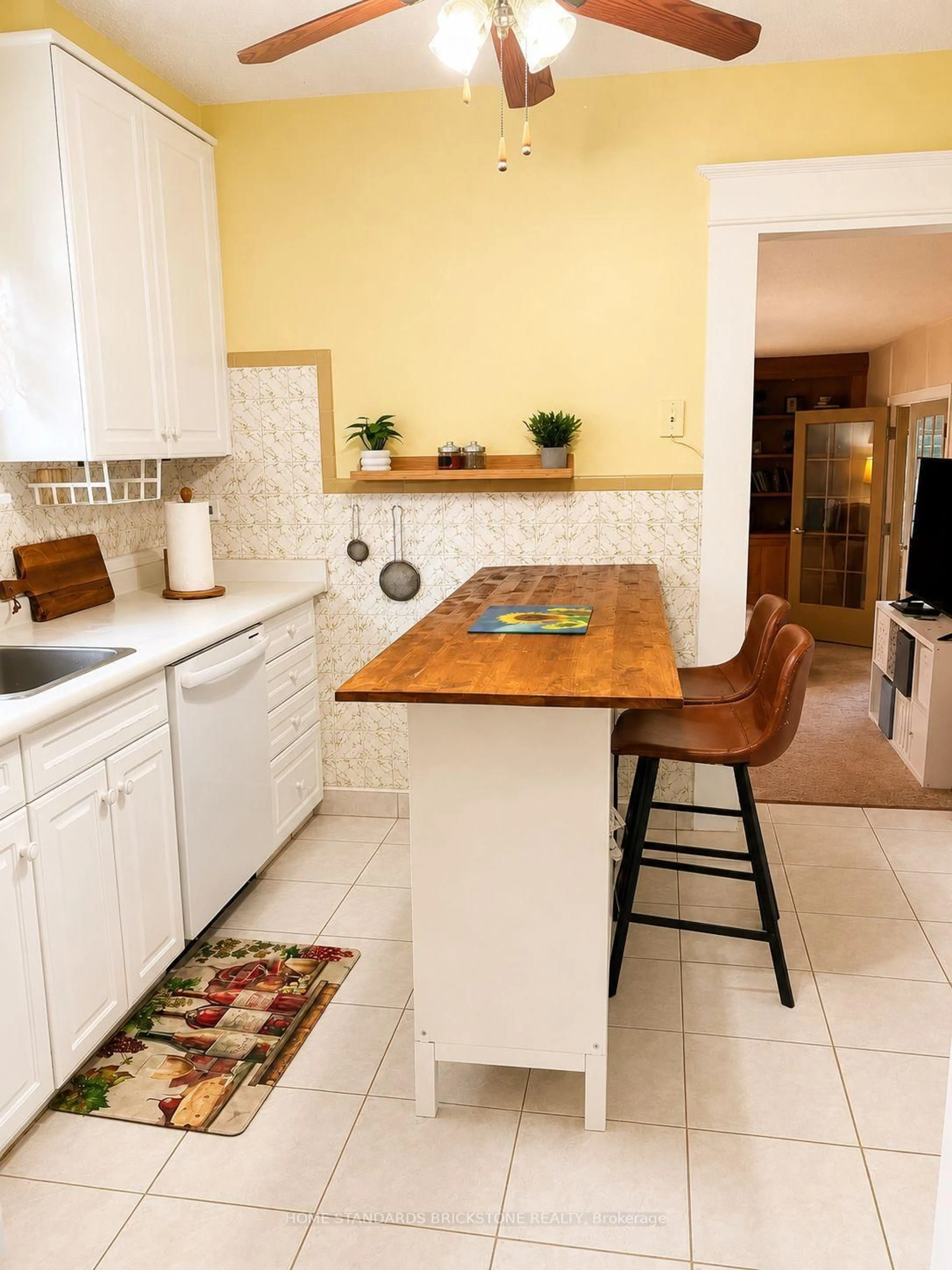 Open concept kitchen, ceramic/tile floor for 5400 CEDAR St, Niagara Falls Ontario L2E 2V3