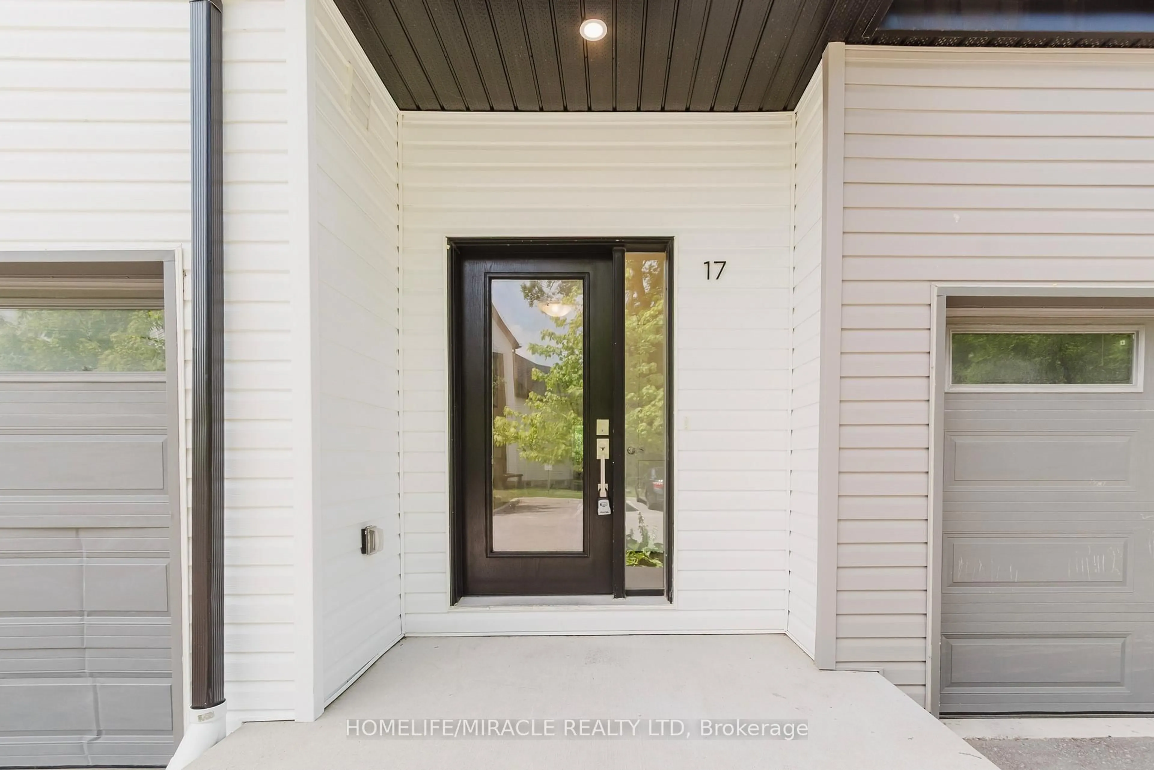 Indoor entryway for 110 Fergus Ave #Unit 17, Kitchener Ontario N2A 2H2