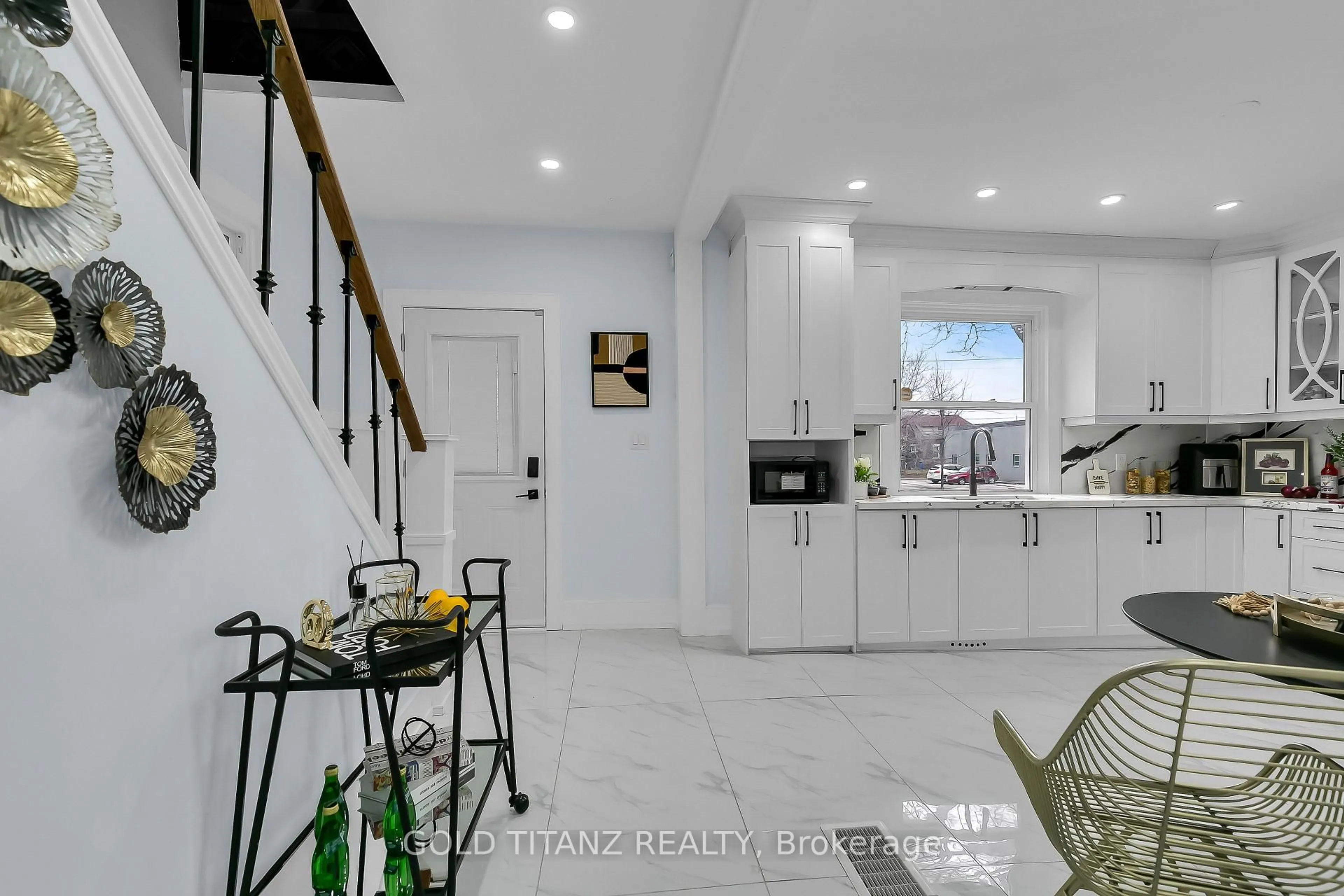 Open concept kitchen, ceramic/tile floor for 515 Bridge Ave, Windsor Ontario N9B 2M3