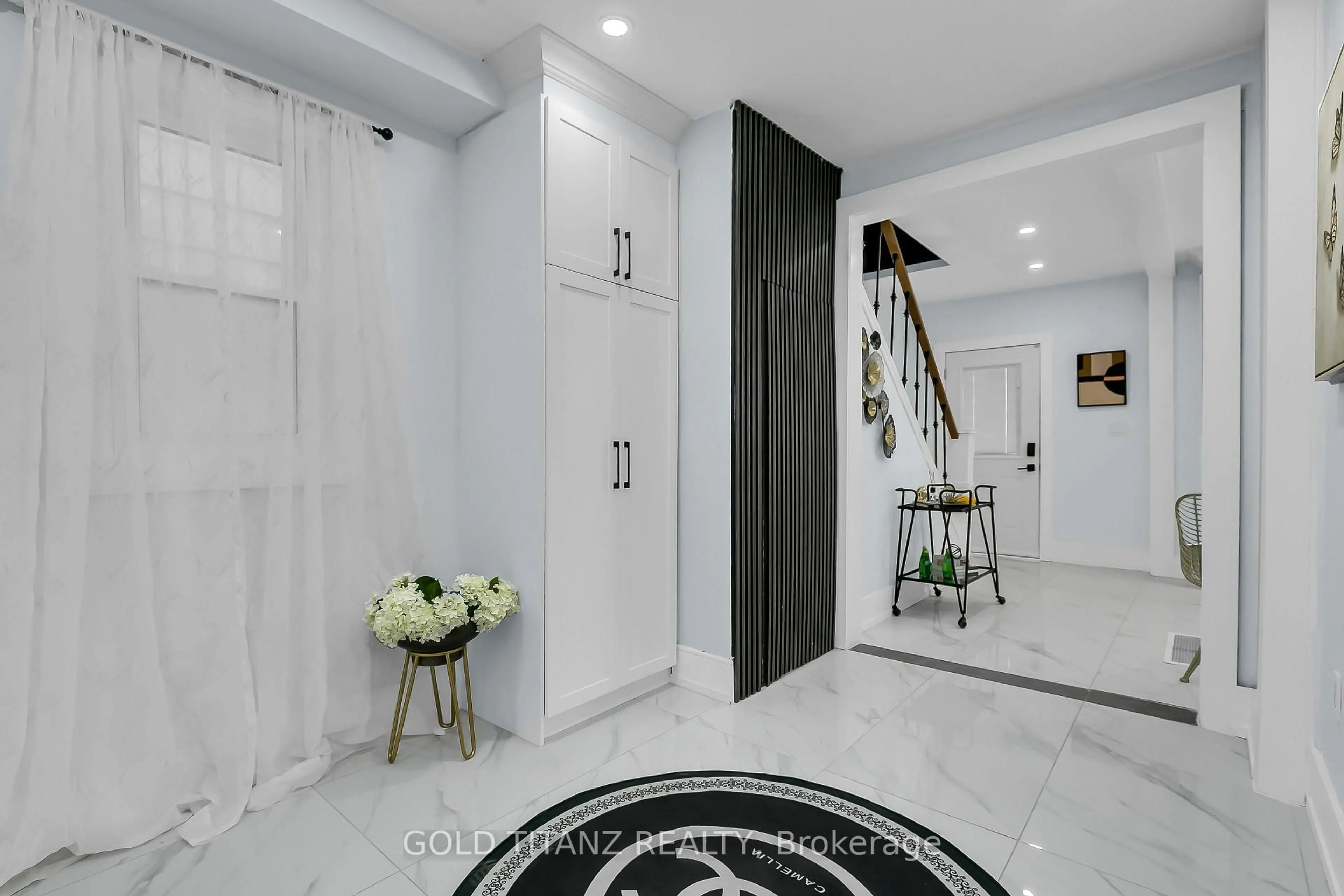 Indoor entryway for 515 Bridge Ave, Windsor Ontario N9B 2M3