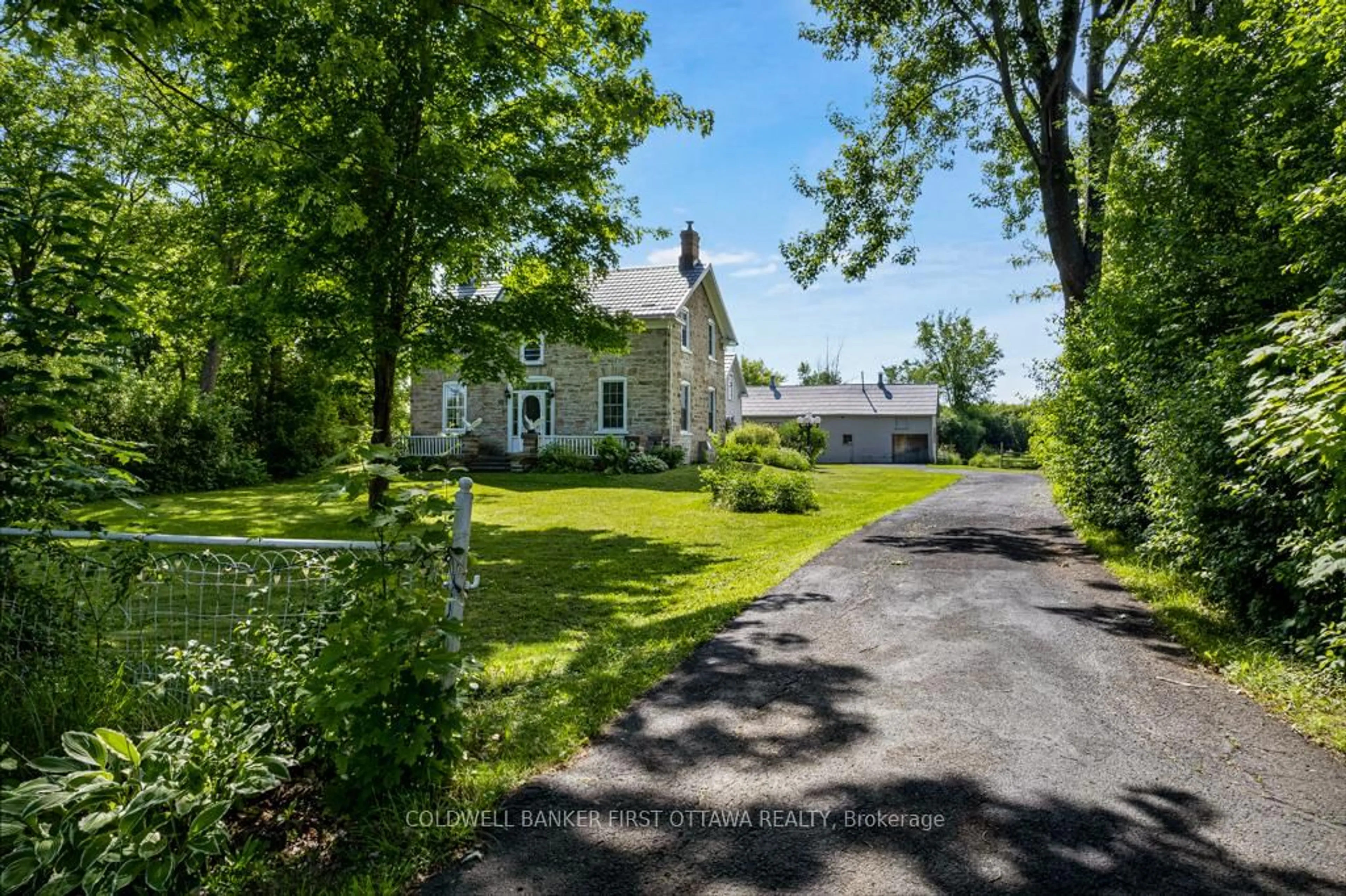 A pic from outside/outdoor area/front of a property/back of a property/a pic from drone, street for 28 South St, Drummond/North Elmsley Ontario K7H 2G1
